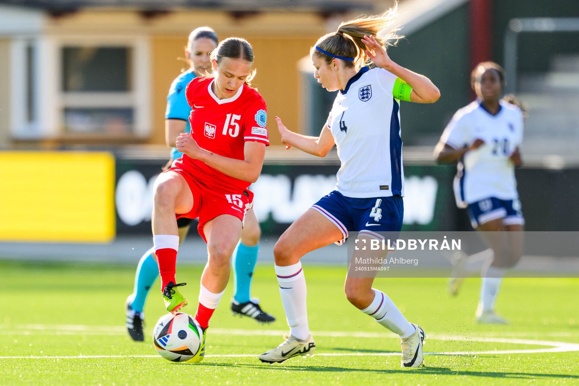 Weronika Arasniewicz of Poland and Laila Harbert of England