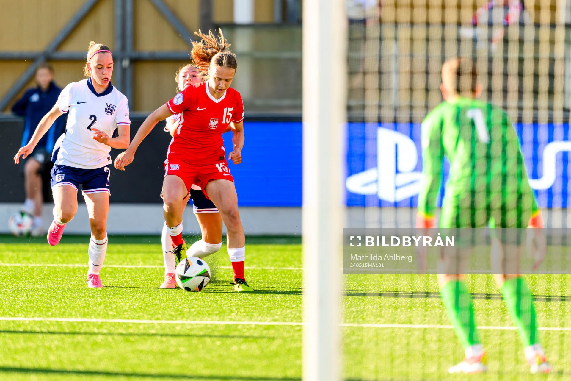 Nelly Las of England and Weronika Arasniewicz of Poland