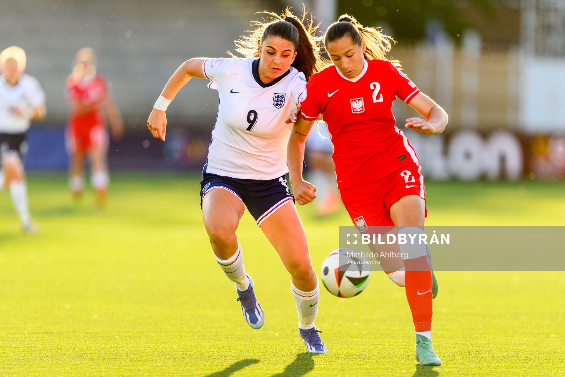 Isabella Fisher of England and Oliwia Lapinska of Poland