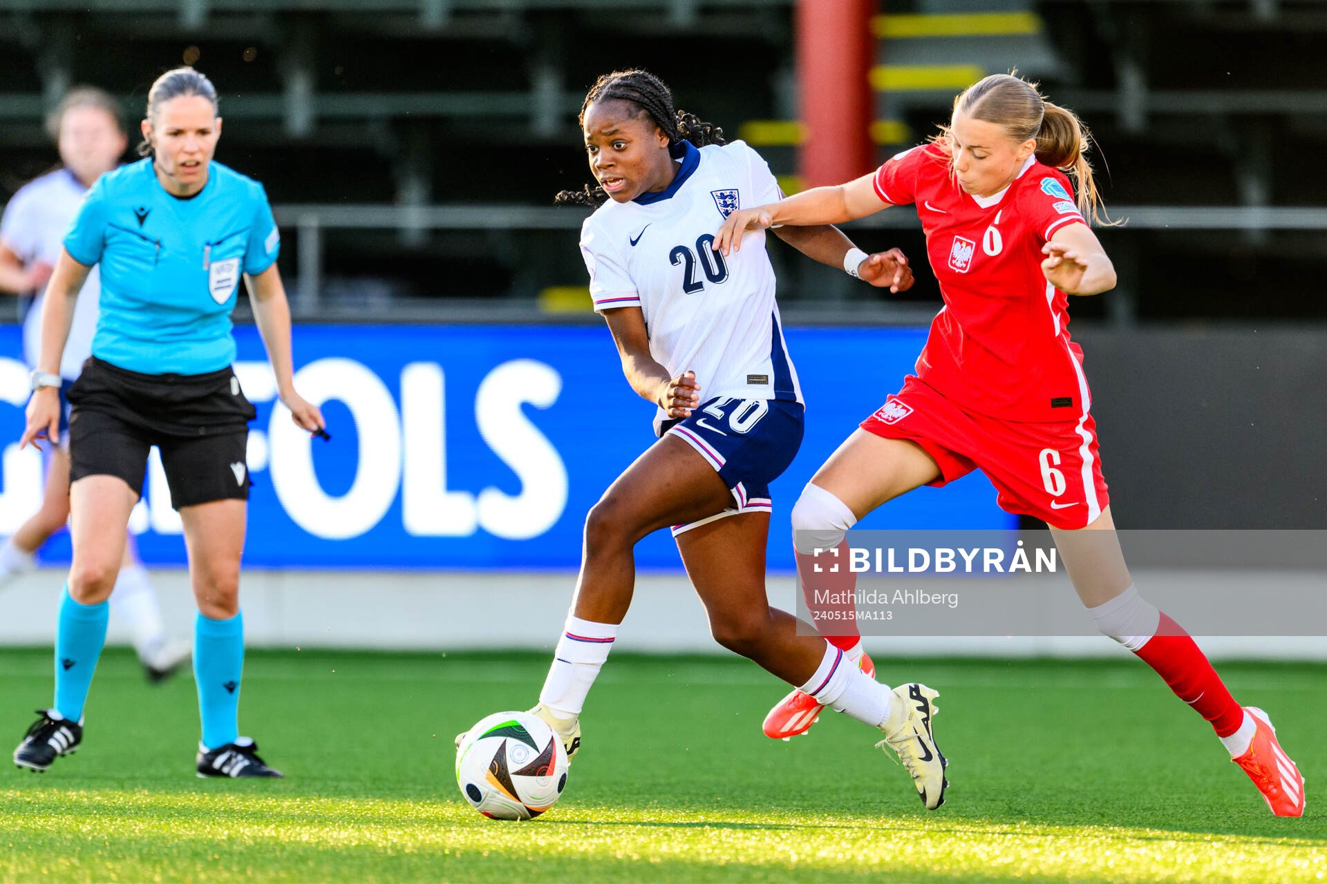 Jane Oboavwoduo of England and Iga Witkowska of Poland during the UEFA European Women’s Under-17 Championship semifinal match between England and Poland on May 15, 2024 in Malmö.