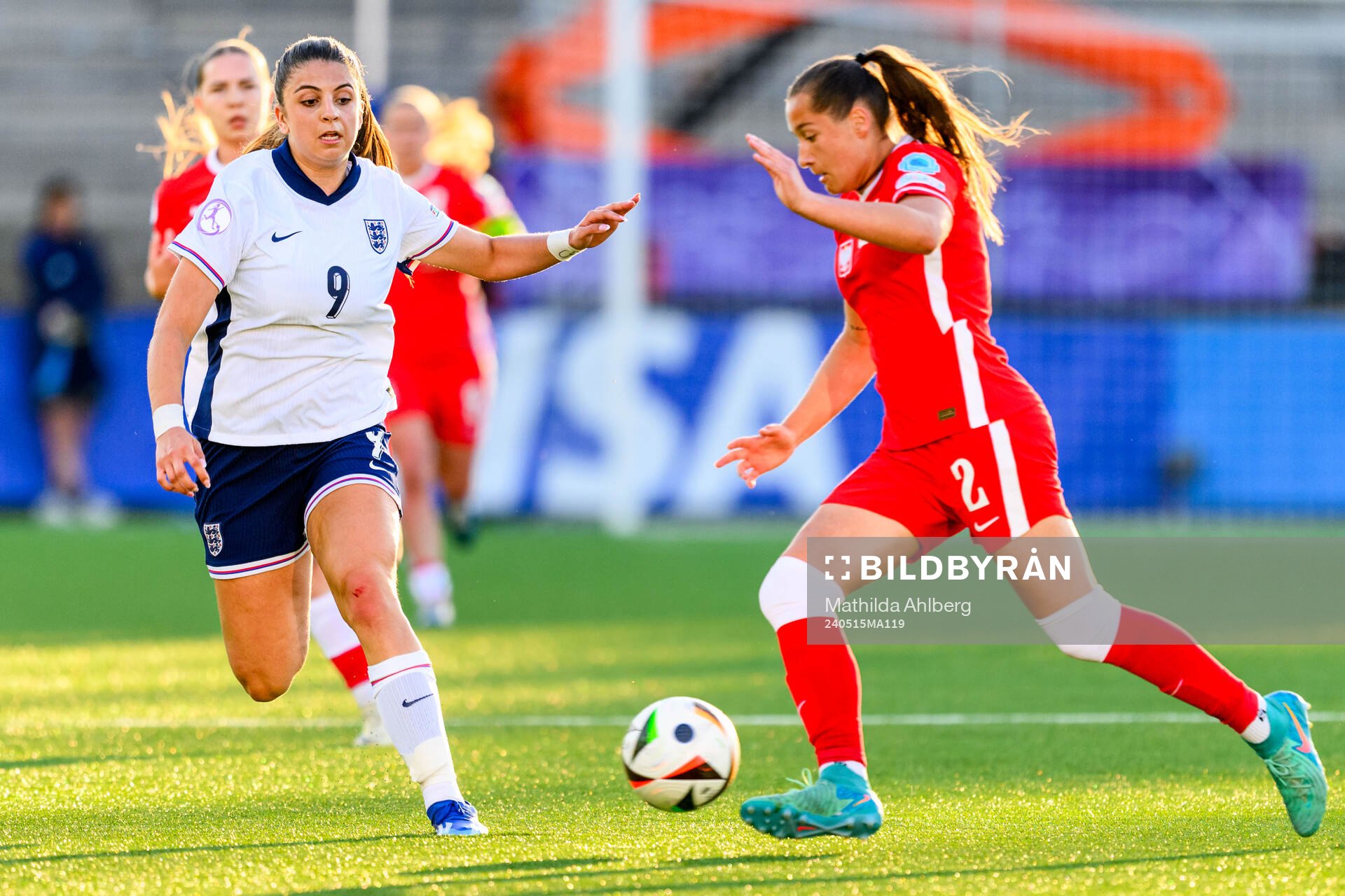 Isabella Fisher of England and Oliwia Lapinska of Poland