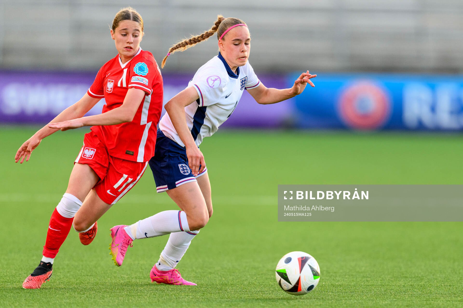 Julia Ostrowska of Poland and Nelly Las of England during the UEFA European Women’s Under-17 Championship semifinal match between England and Poland on May 15, 2024 in Malmö.