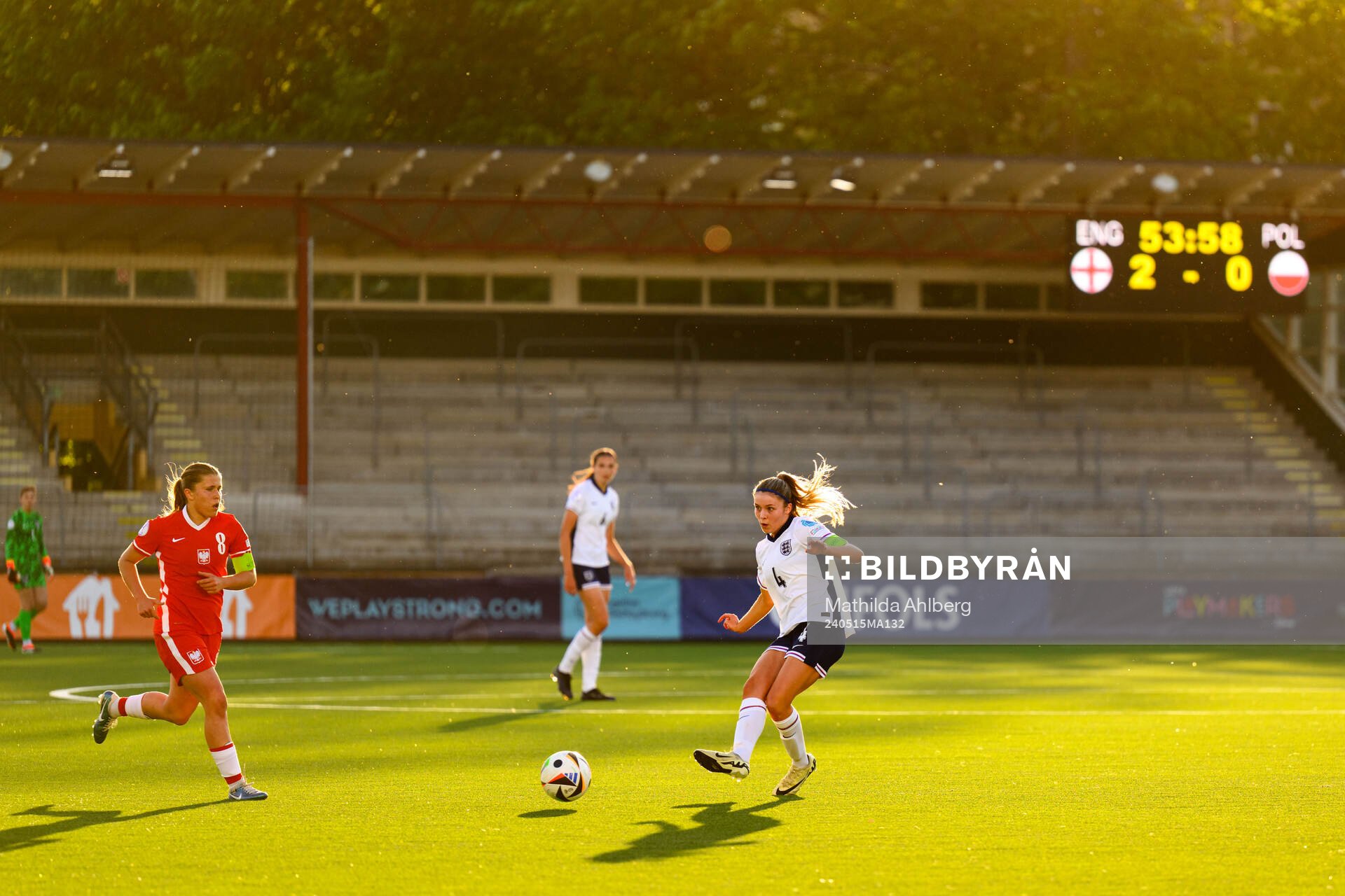 Magda Piekarska of Poland and Laila Harbert of England