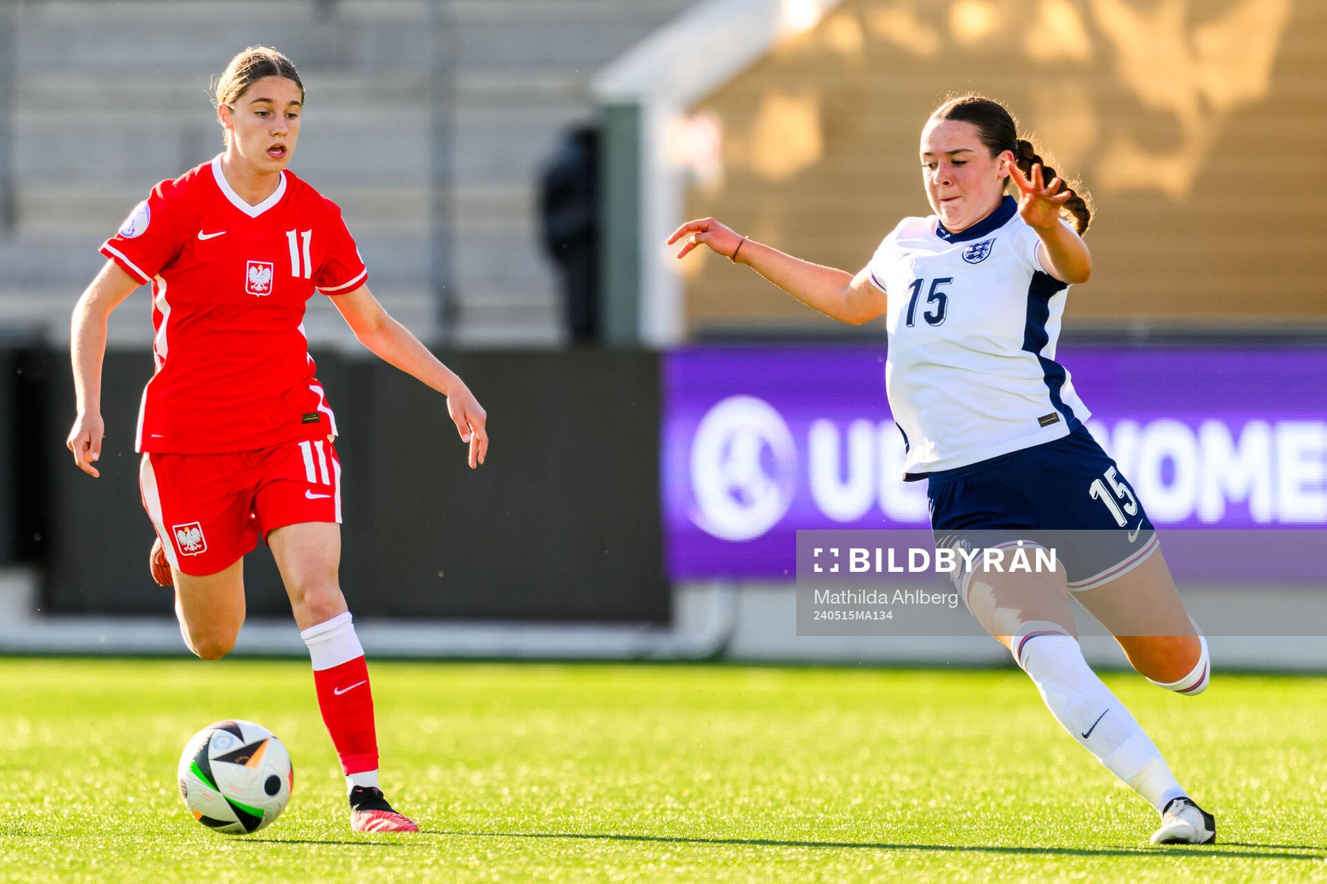 Julia Ostrowska of Poland and Niamh Peacock of England