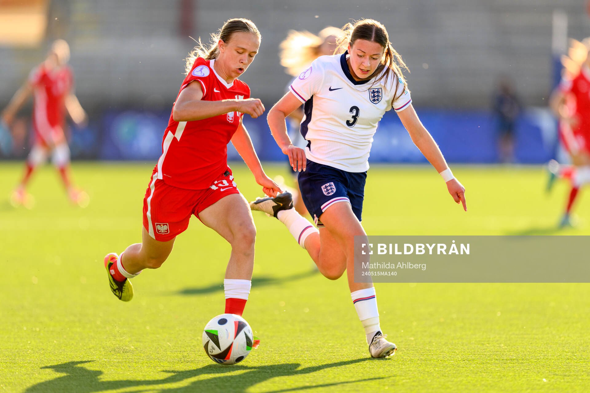 Weronika Arasniewicz of Poland and Rachel Maltby of England