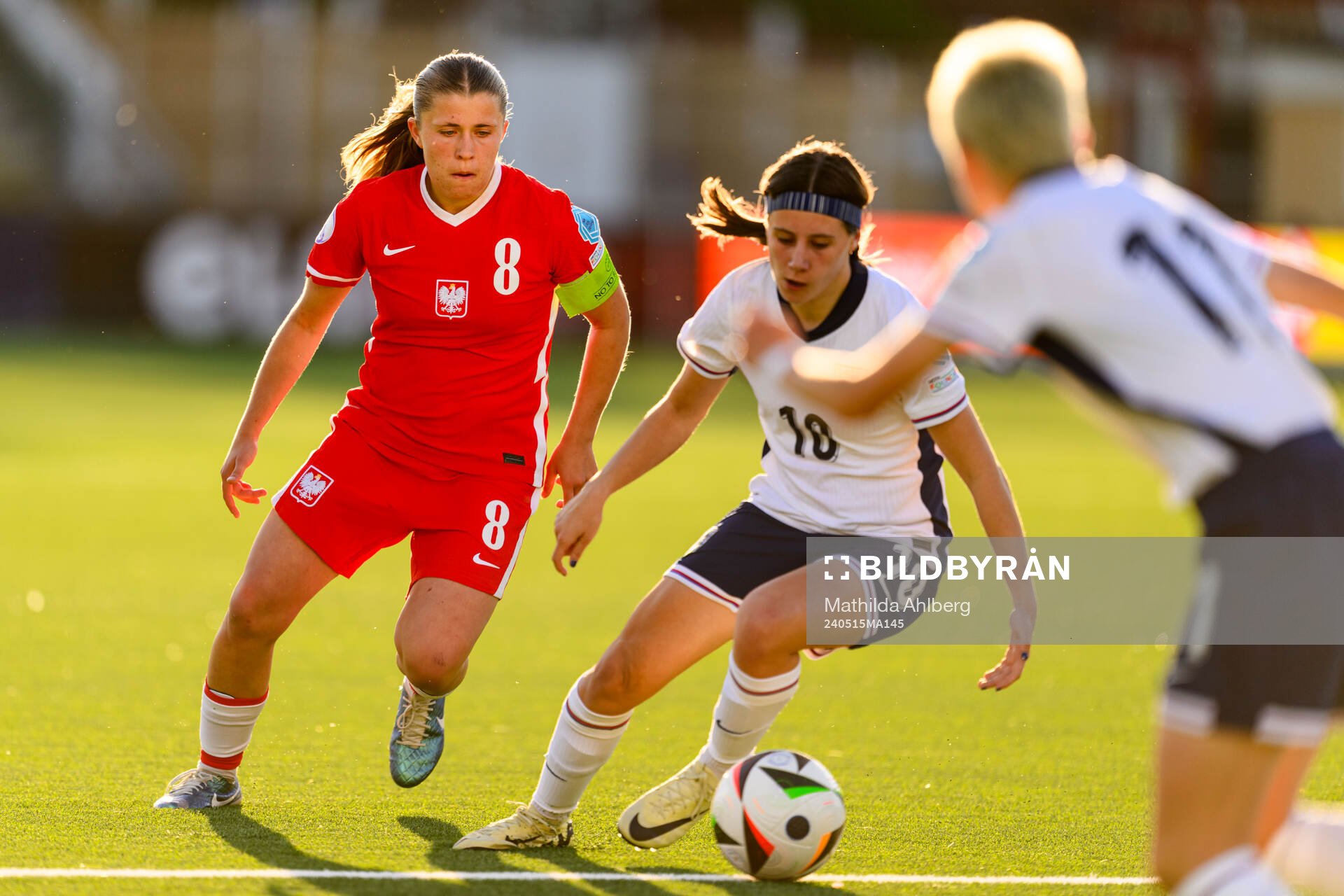 Zuzanna Witek of Poland and Mia Endacott of England during the UEFA European Women’s Under-17 Championship semifinal match between England and Poland on May 15, 2024 in Malmö.