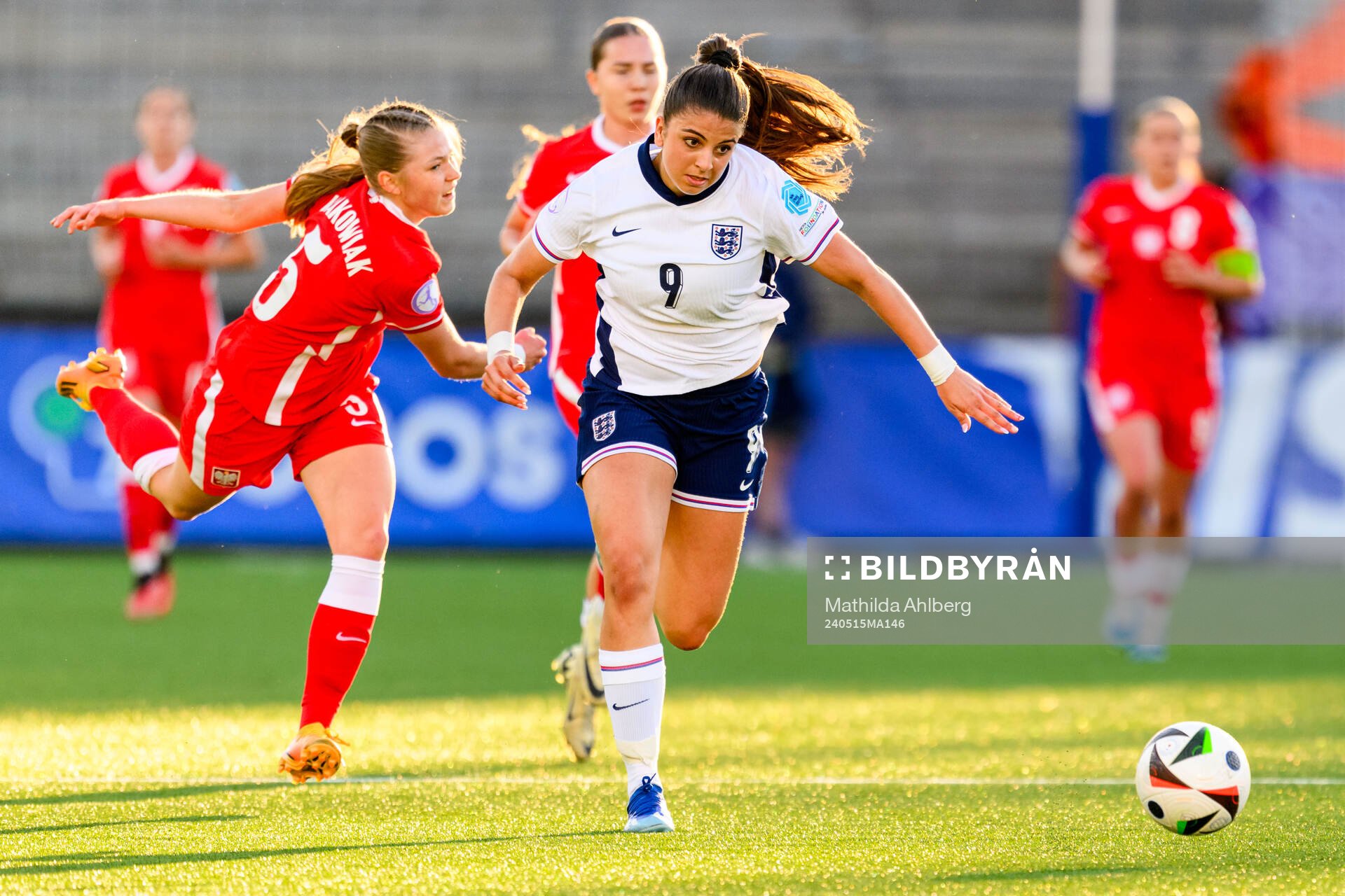 Anna Krakowiak of Poland and Isabella Fisher of England