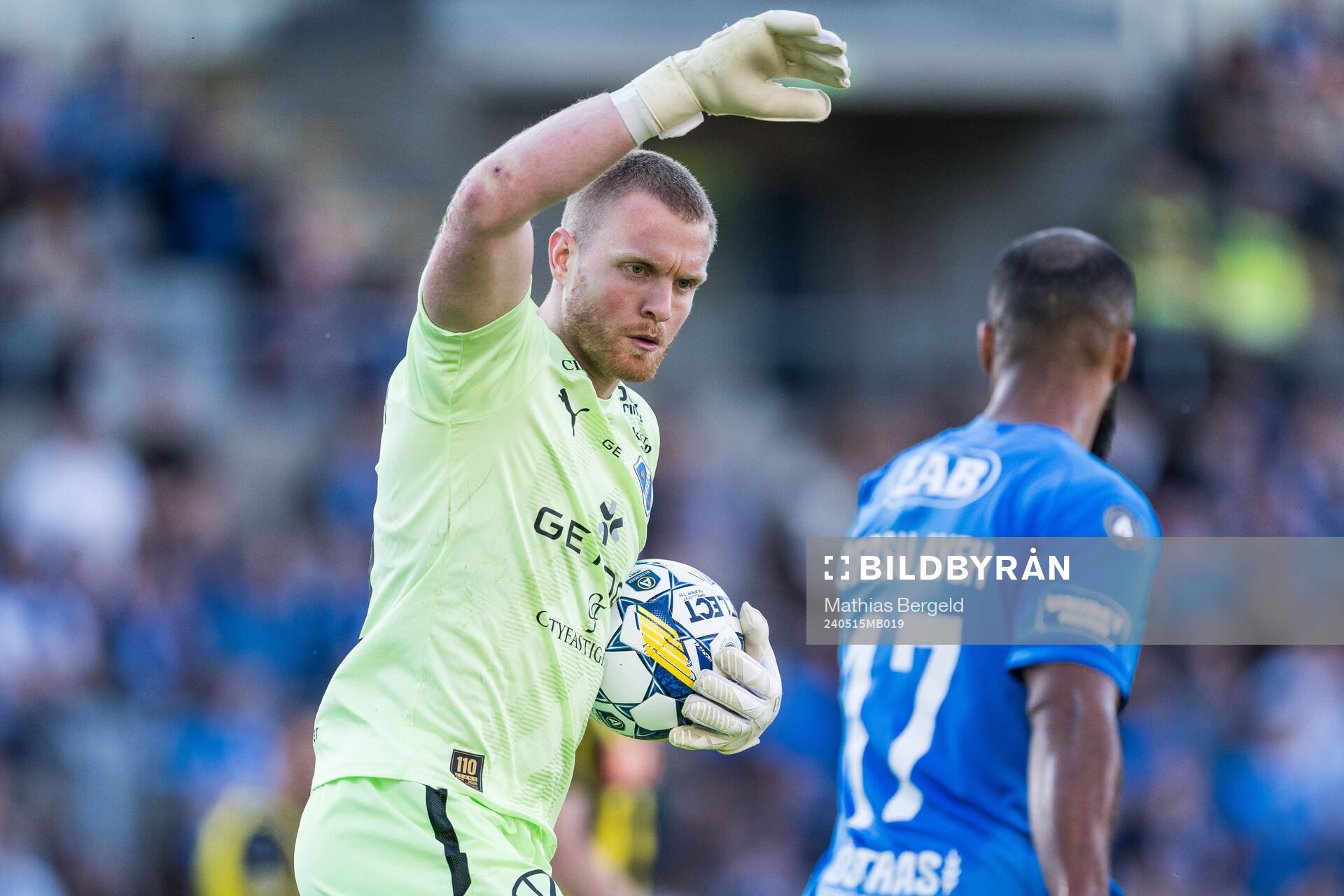 Halmstads målvakt Tim Erlandsson jublar