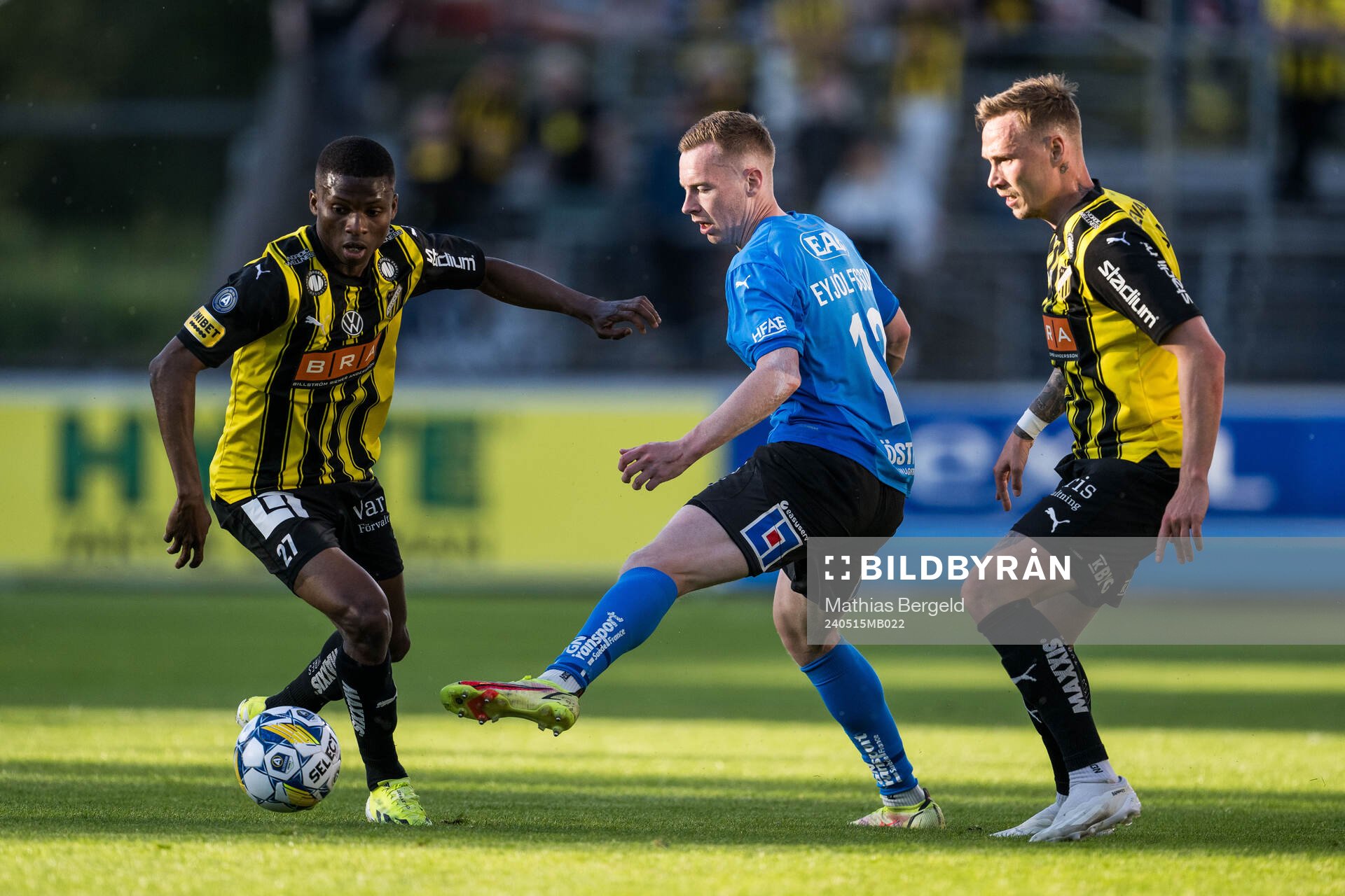 Halmstads Gisli Eyjolfsson mot Häckens Akoua Romeo Amane