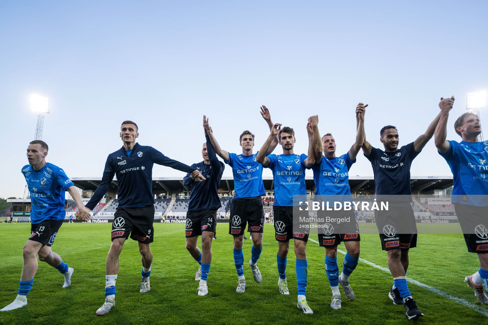 Halmstads spelare jublar efter fotbollsmatchen i Allsvenskan mellan Halmstad och Häcken den 15 maj 2024 i Halmstad. 