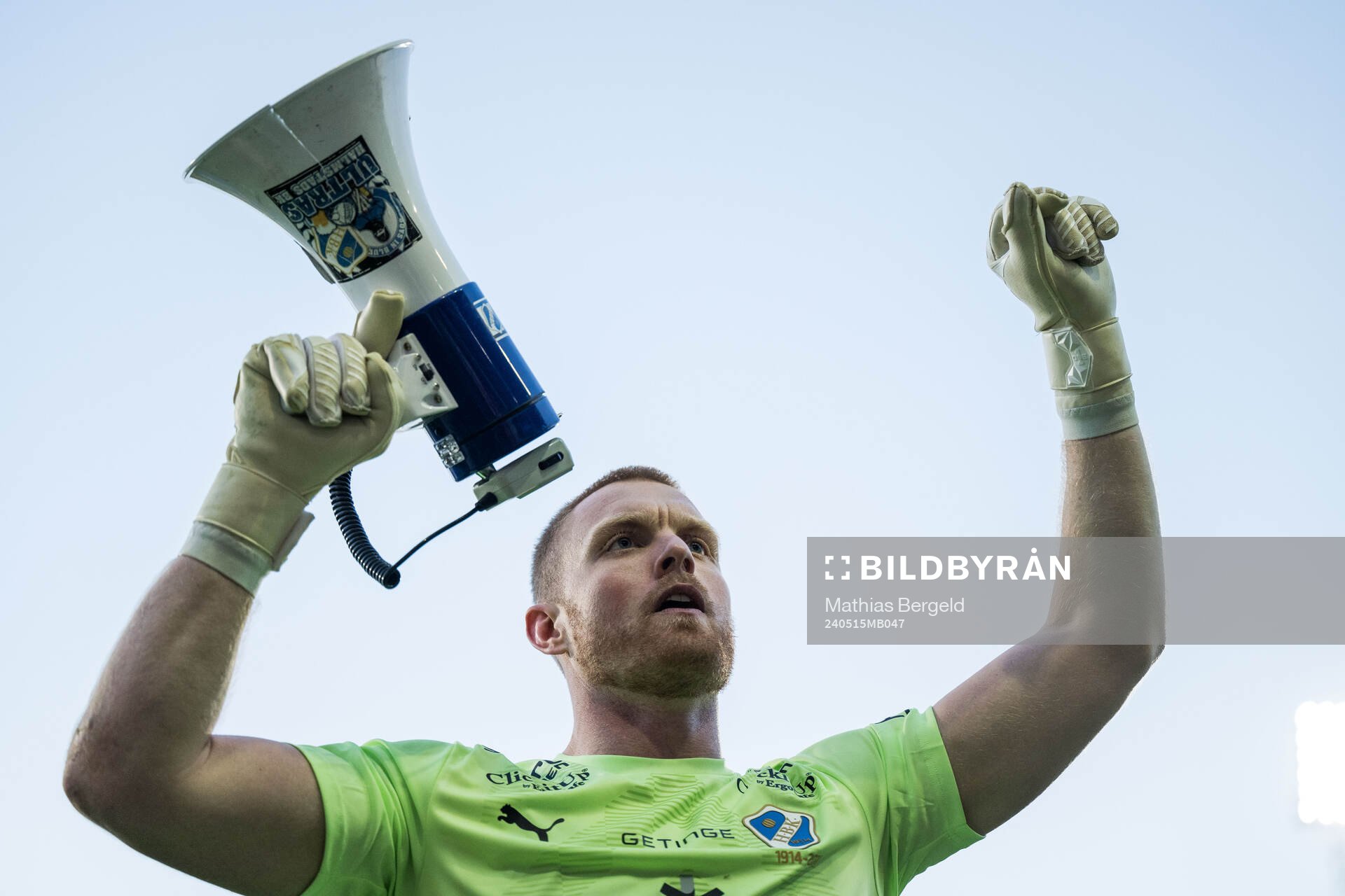 Halmstads målvakt Tim Erlandsson jublar