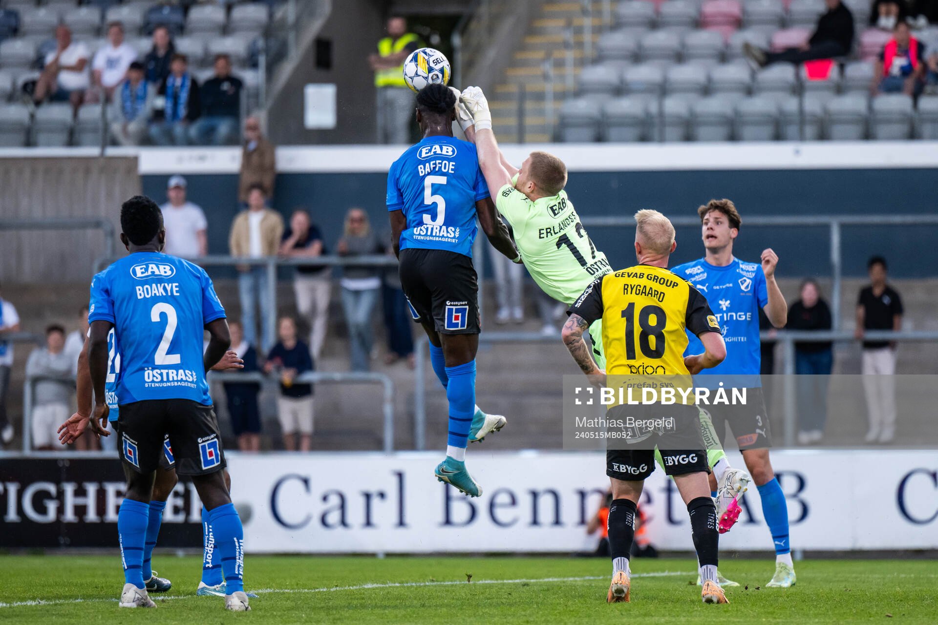 Halmstads Joseph Baffoe och målvakt Tim Erlandsson
