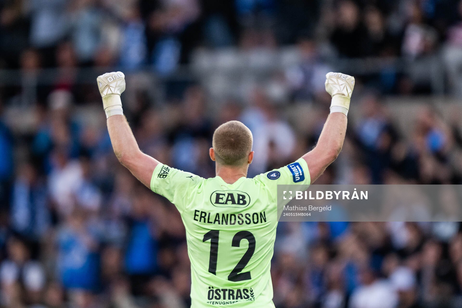 Halmstads målvakt Tim Erlandsson jublar