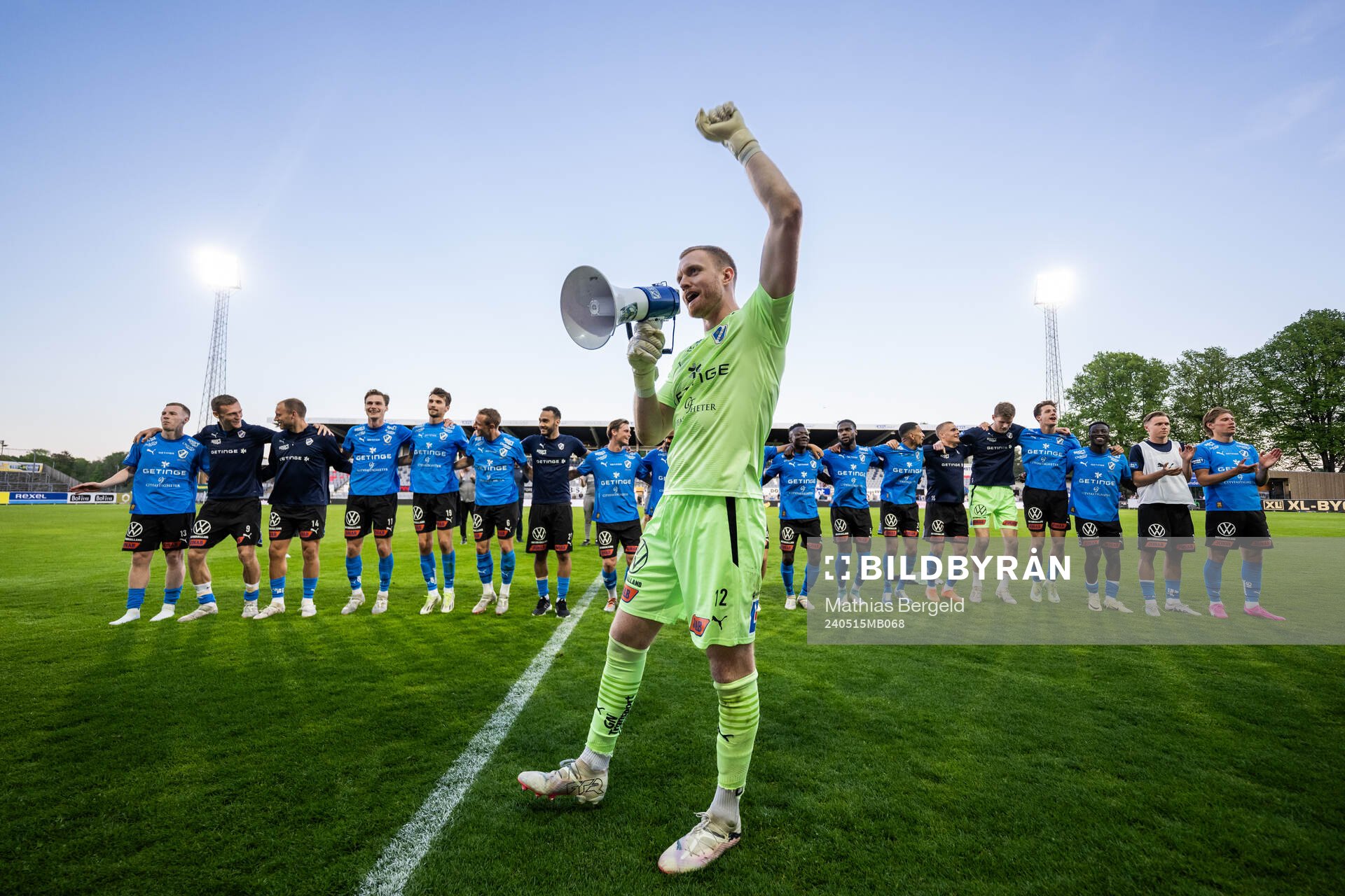 Halmstads målvakt Tim Erlandsson jublar