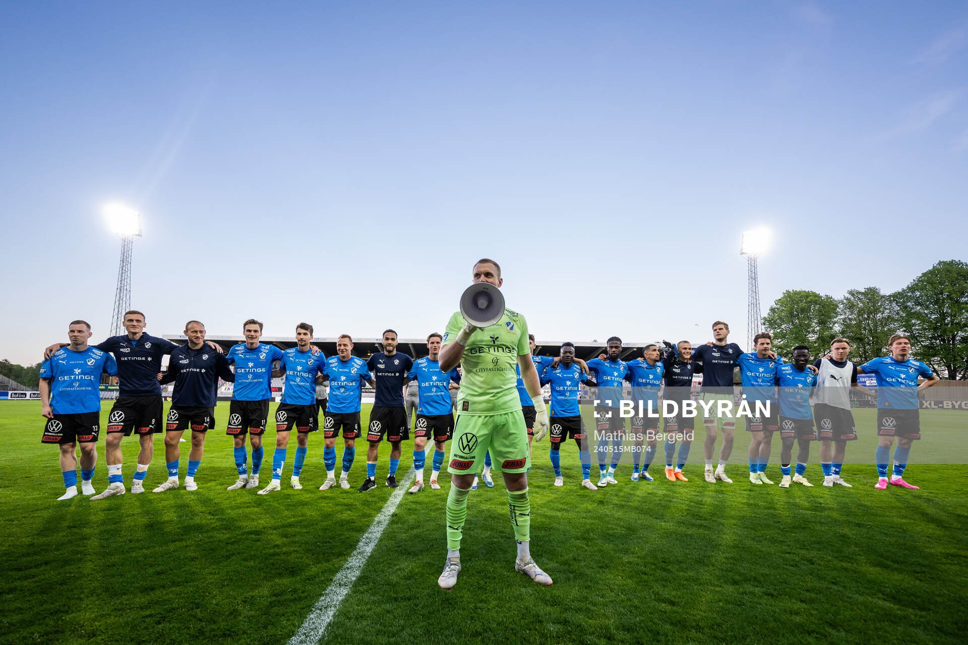 Halmstads målvakt Tim Erlandsson jublar
