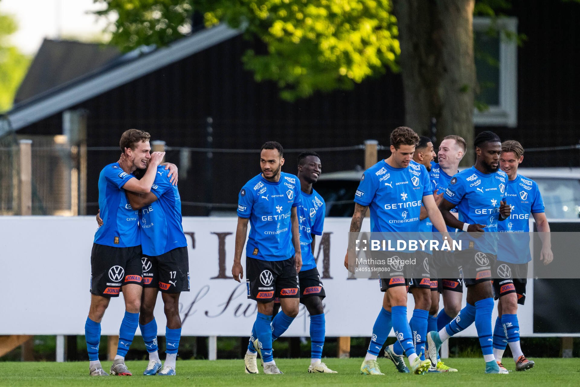 Halmstads Villiam Granath jublar med lagkamrater