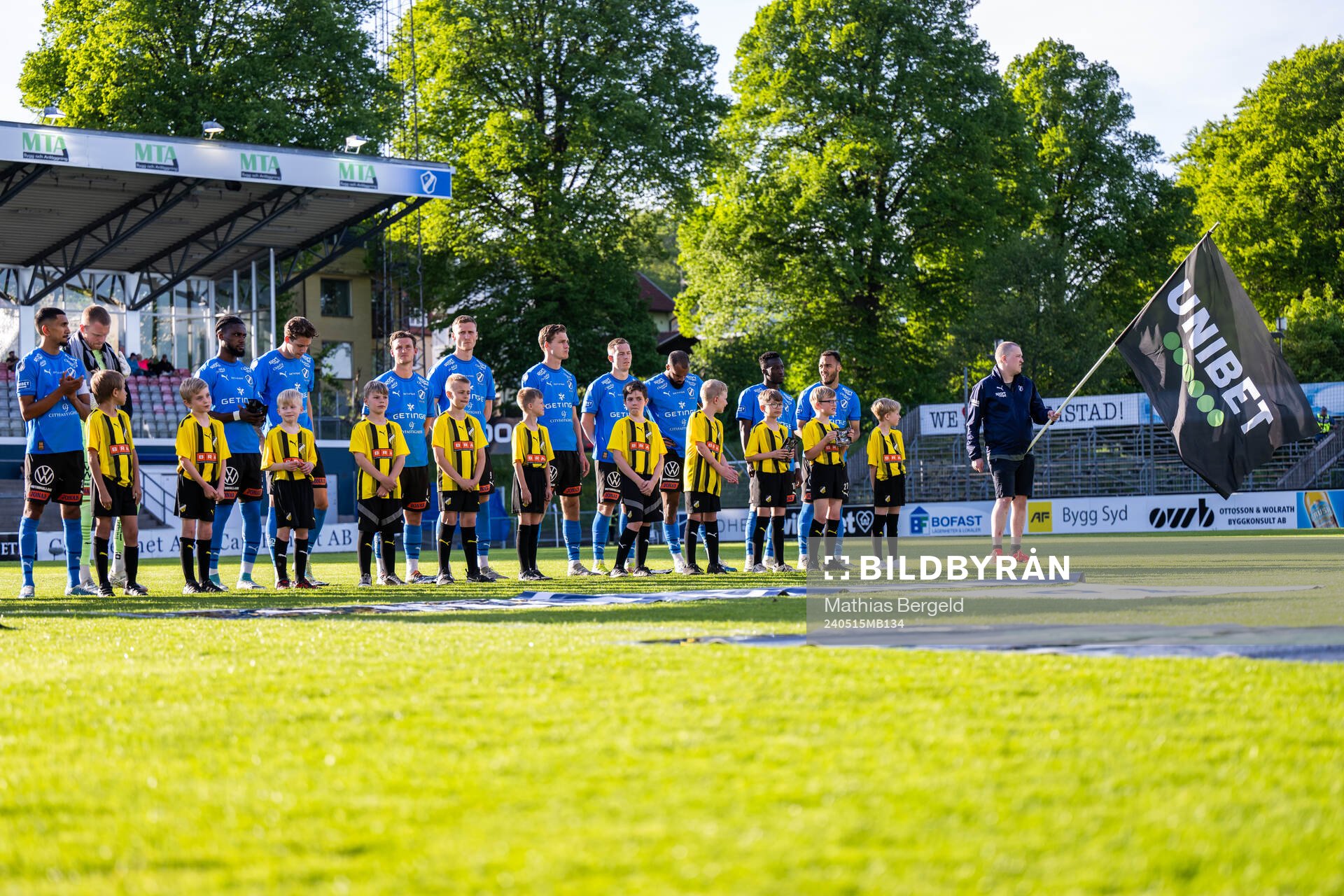 Halmstads spelare vid line-up inför fotbollsmatchen i Allsvenskan mellan Halmstad och Häcken den 15 maj 2024 i Halmstad. 