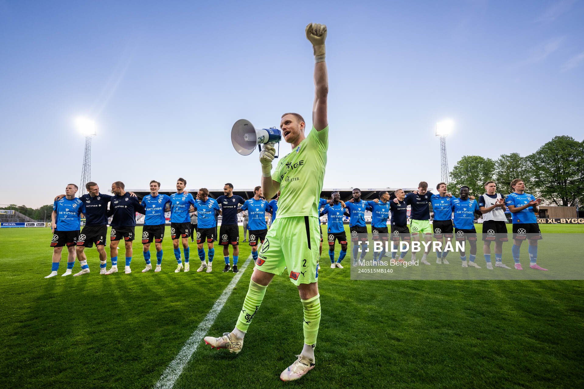 Halmstads målvakt Tim Erlandsson jublar