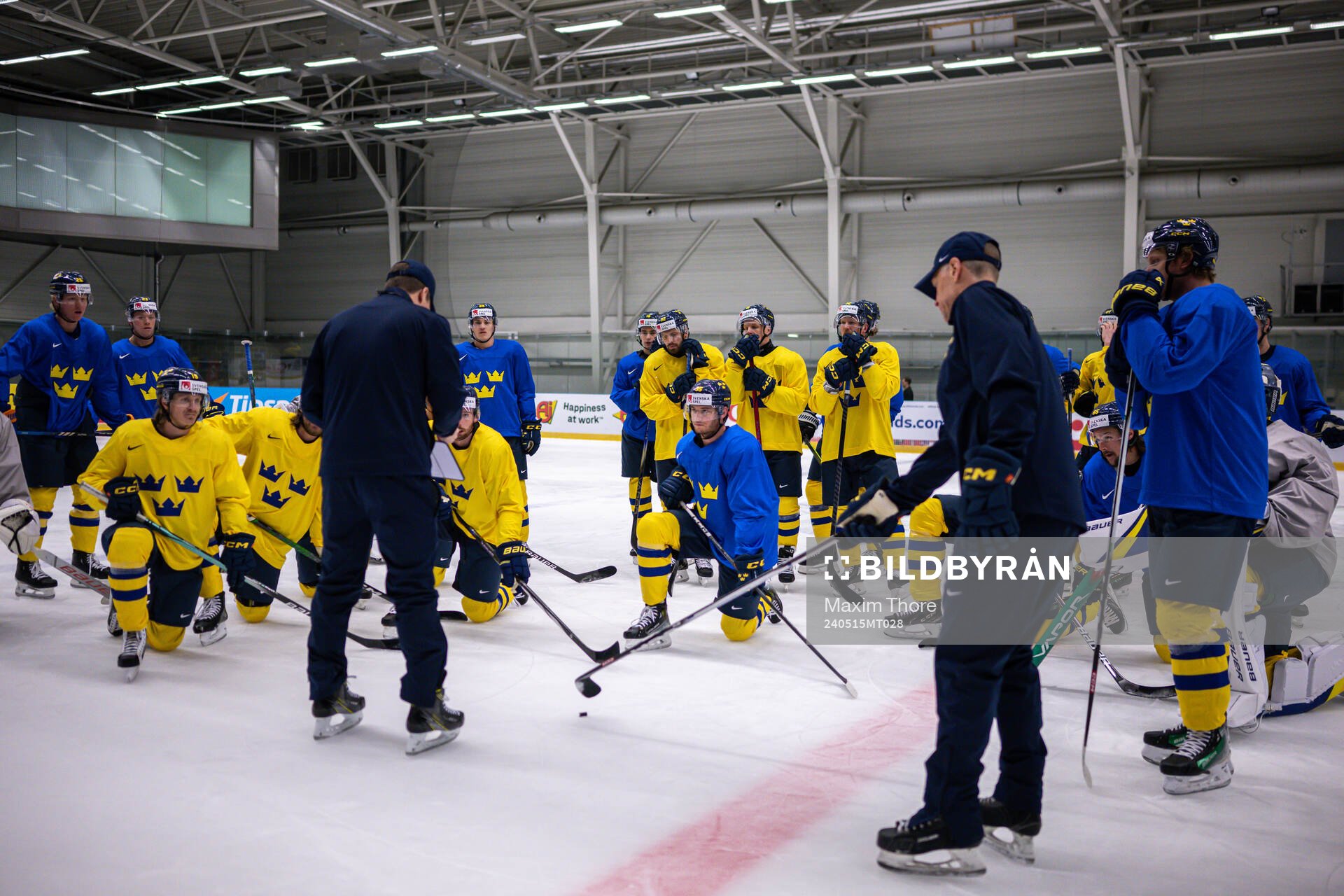 The players of Sweden gather around head coach Sam Hallam