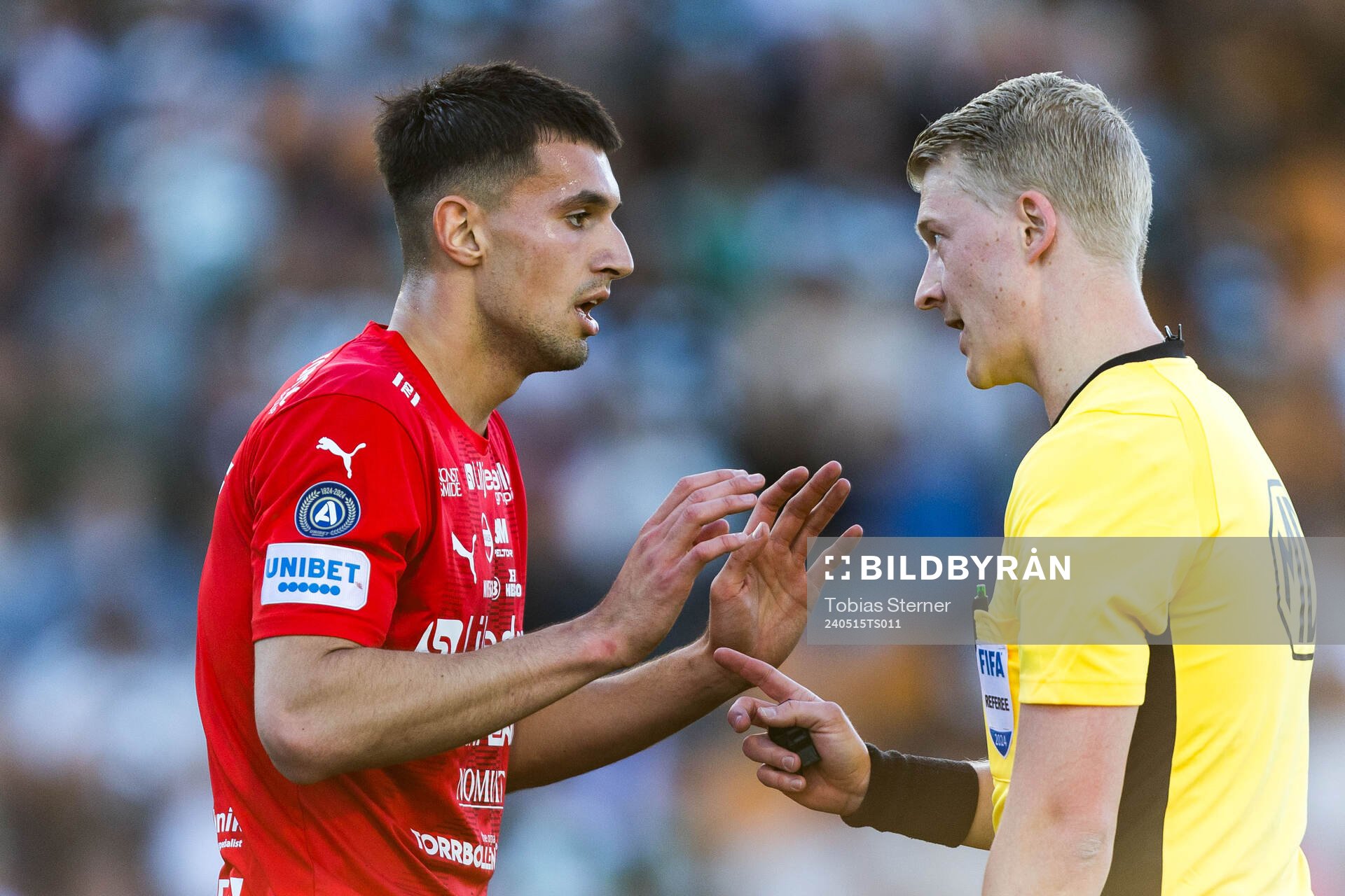 Värnamos Emin Hasic reagerar mot domare Adam Ladebäck