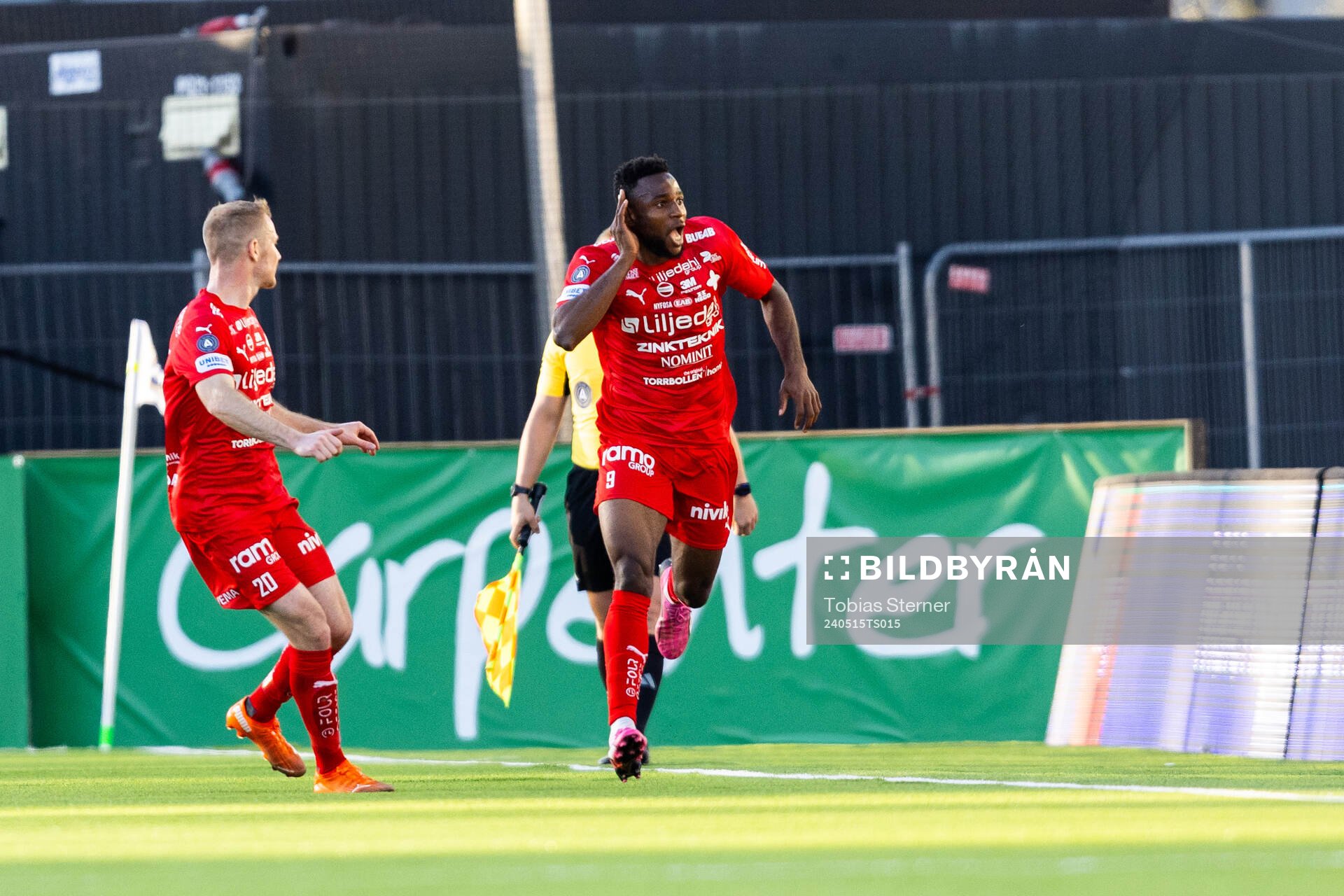 Värnamos Johnbosco Samuel Kalu jublar