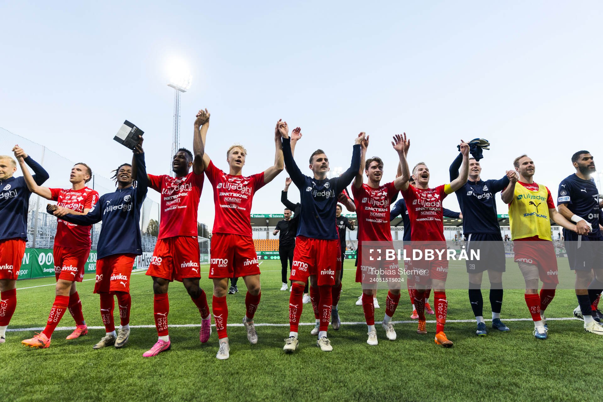 Värnamos spelare jublar efter fotbollsmatchen i Allsvenskan mellan Västerås och Värnamo den 15 maj 2024 i Västerås. 