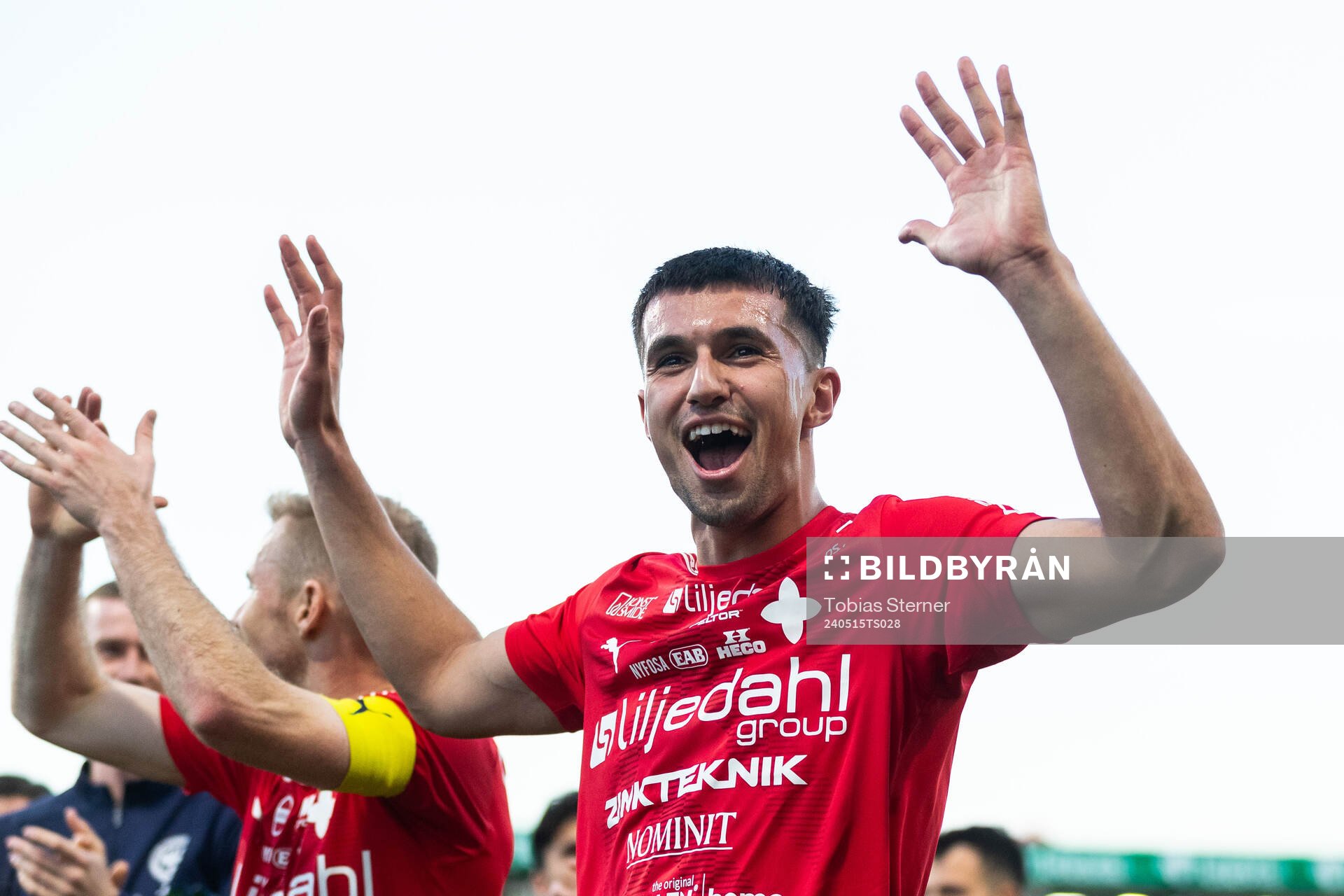 Värnamos Emin Hasic jublar efter fotbollsmatchen i Allsvenskan mellan Västerås och Värnamo den 15 maj 2024 i Västerås. 
