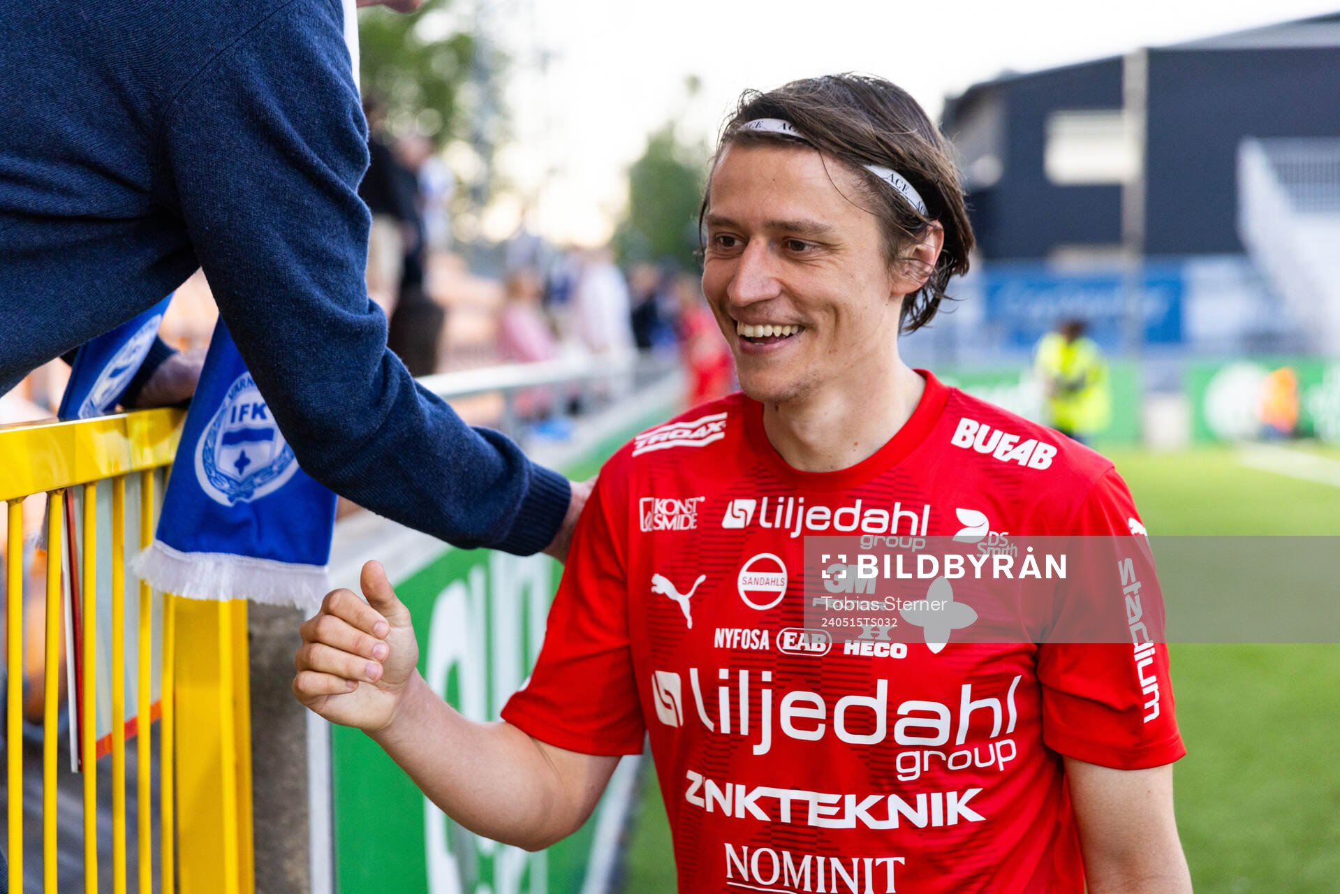 Värnamos Simon Thern jublar efter fotbollsmatchen i Allsvenskan mellan Västerås och Värnamo den 15 maj 2024 i Västerås. 