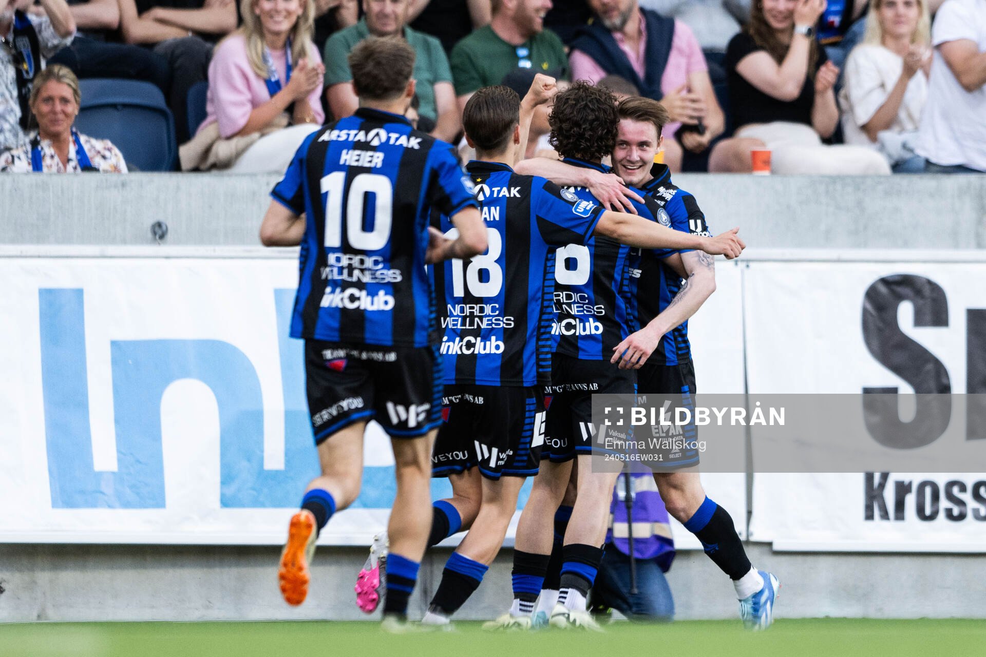 Sirius Noel Milleskog jublar med lagkamrater