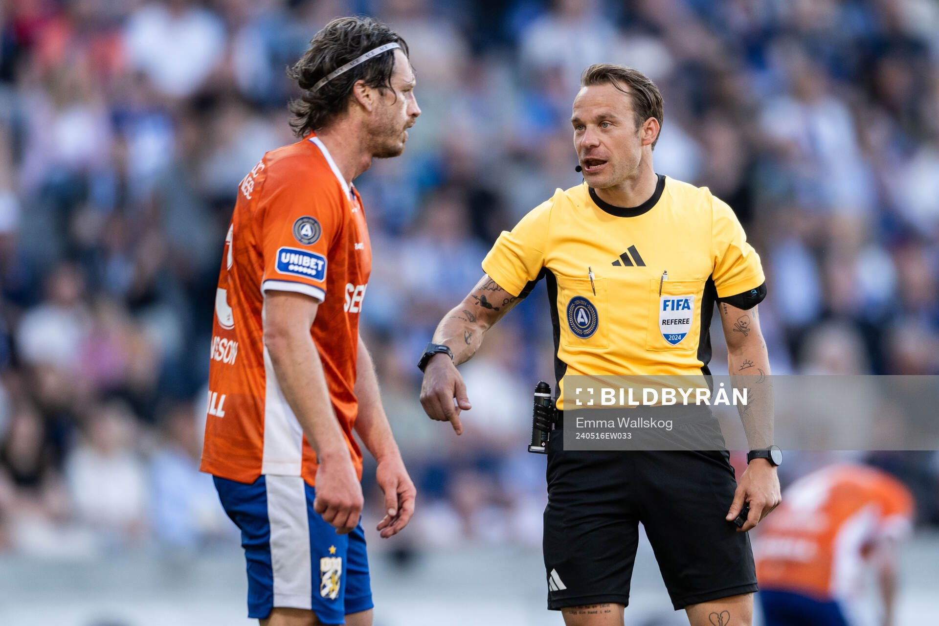 IFK Göteborgs Gustav Svensson i diskussion med Domare