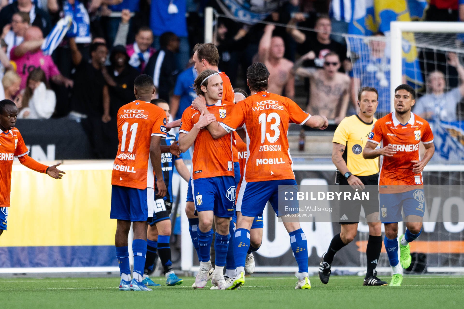 IFK Göteborgs Oscar Pettersson jublar med lagkamrater efter 1-1 under fotbollsmatchen i Allsvenskan mellan Sirius och IFK Göteborg den 16 maj 2024 i Uppsala.