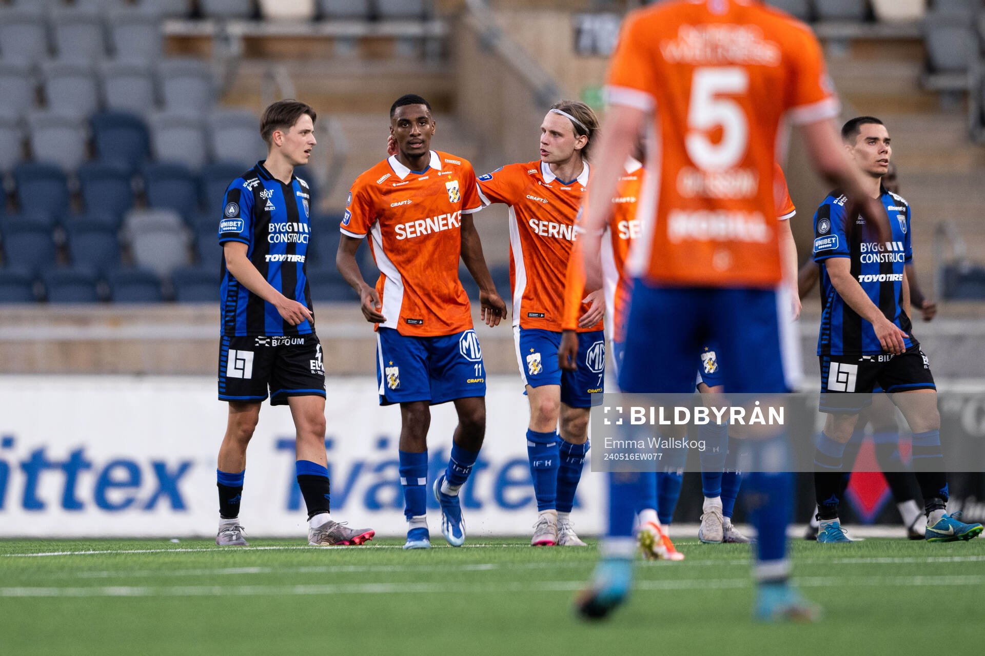 IFK Göteborgs Paulos Abraham jublar med Oscar Pettersson