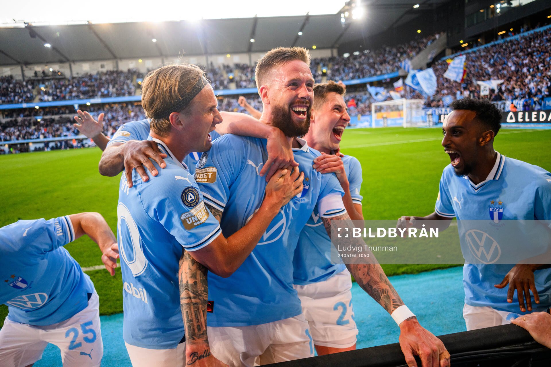 Malmö FFs Pontus Jansson jublar med lagkamrater