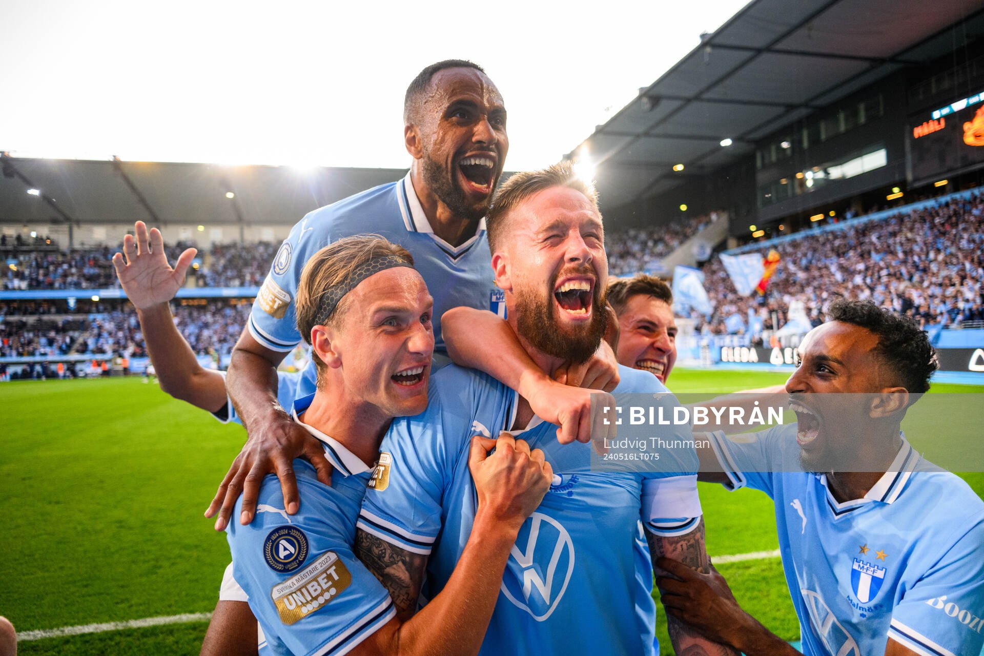 Malmö FFs Pontus Jansson kramas om av Erik Botheim, Isaac
