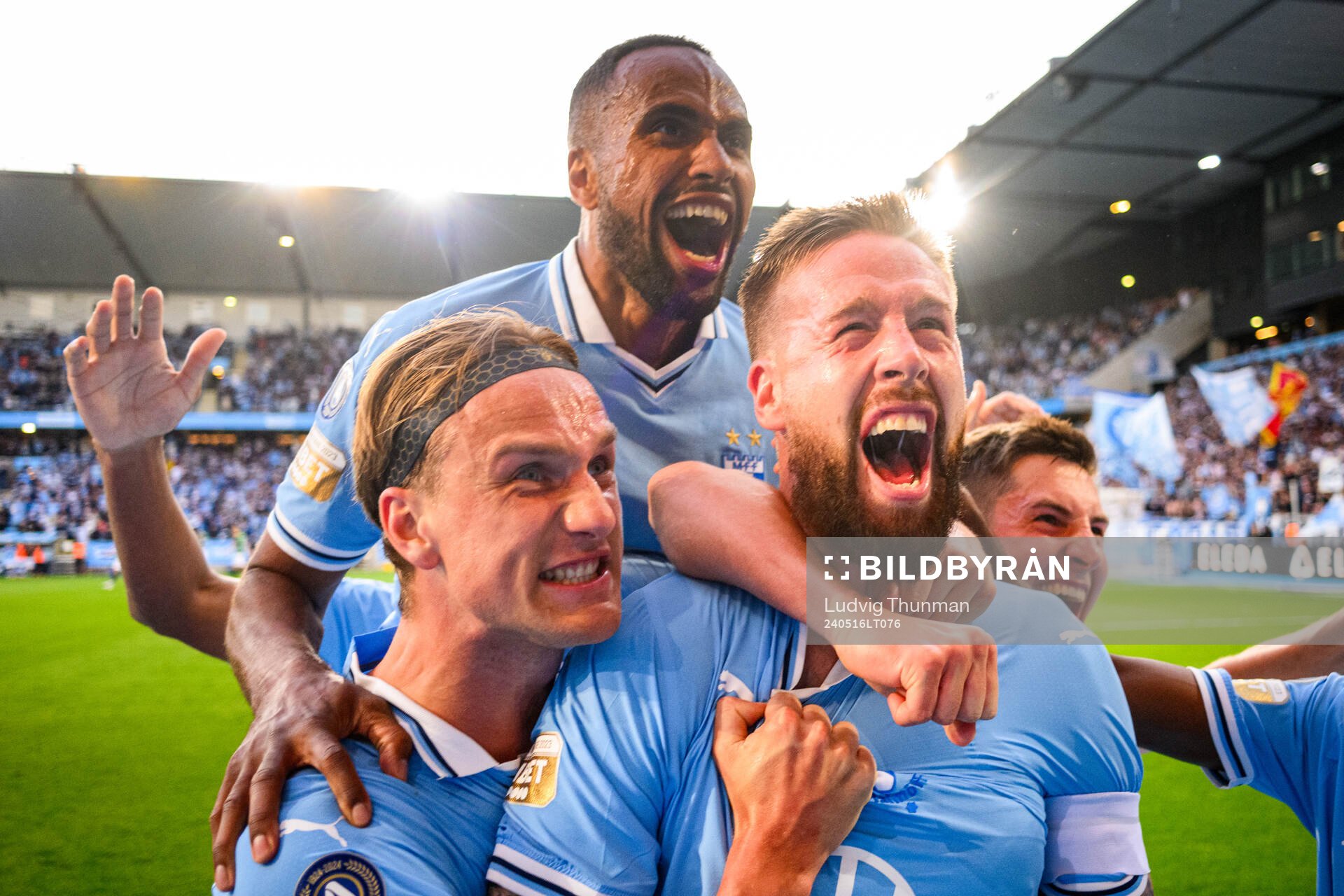 Malmö FFs Pontus Jansson kramas om av Erik Botheim, Isaac