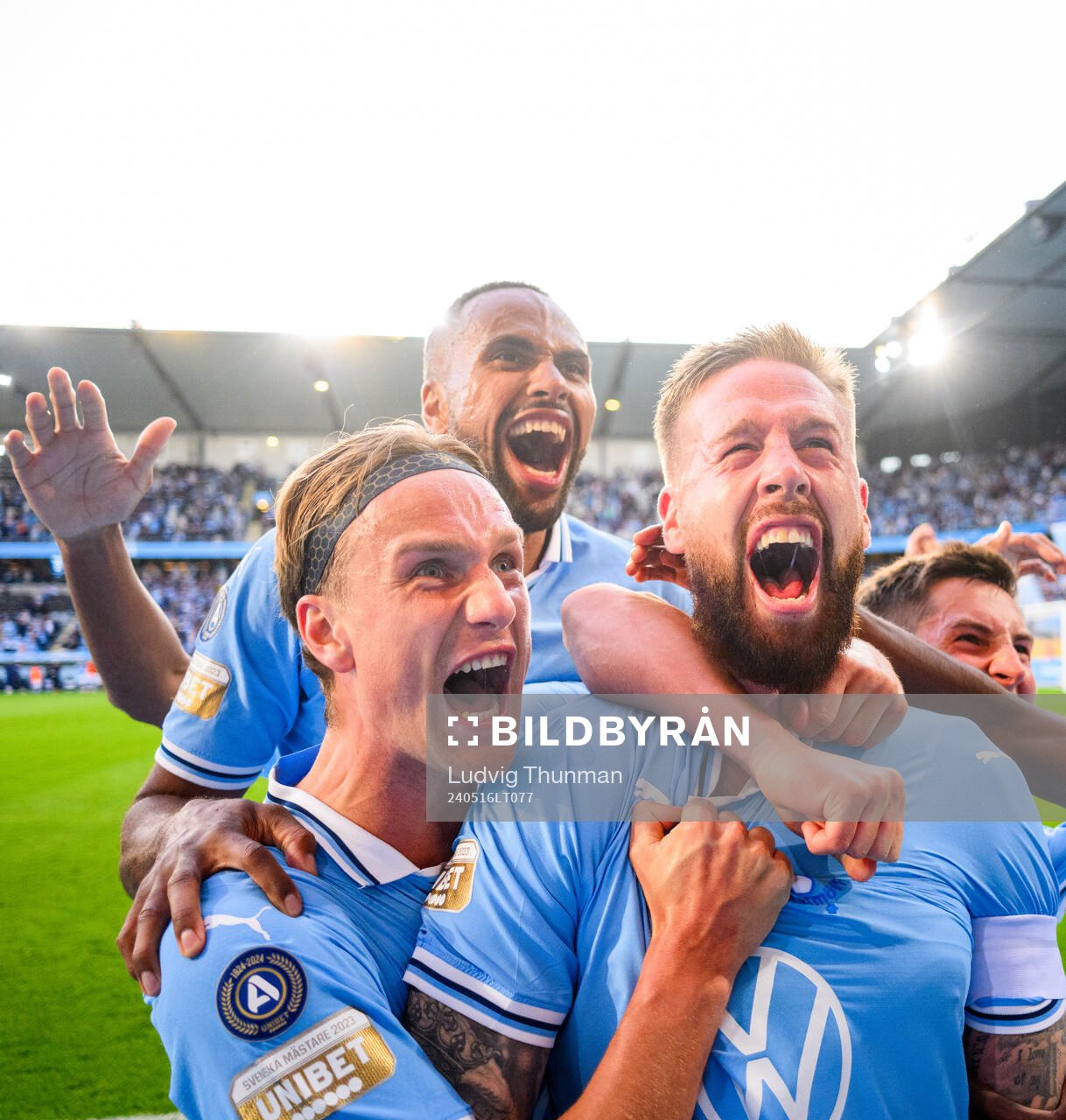 Malmö FFs Pontus Jansson kramas om av Erik Botheim och