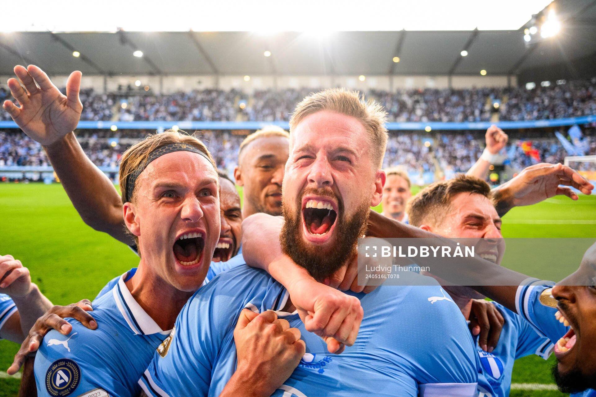Malmö FFs Pontus Jansson kramas om av Erik Botheim