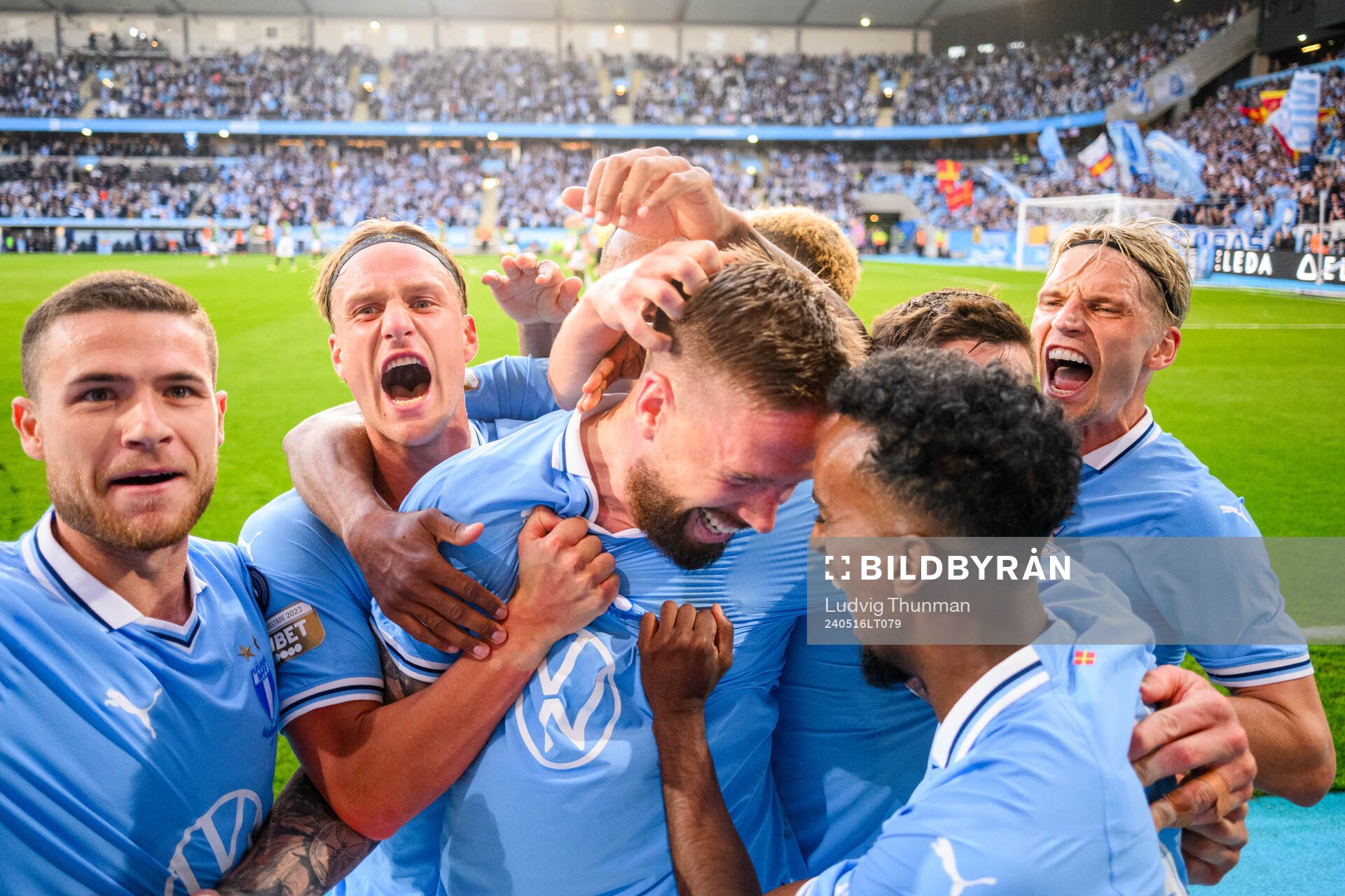 Malmö FFs Pontus Jansson kramas om av Taha Ali