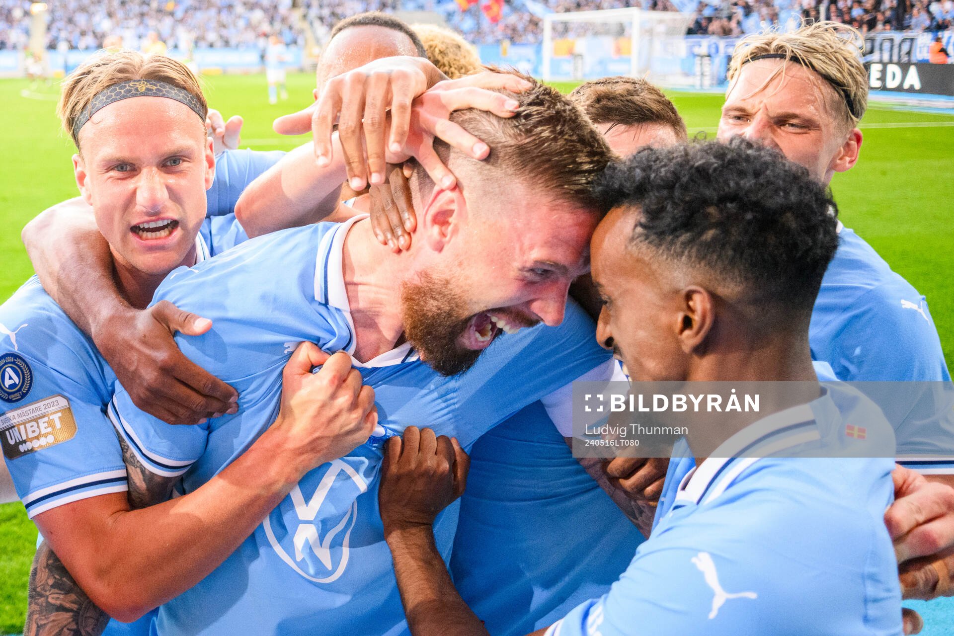 Malmö FFs Pontus Jansson kramas om av Taha Ali