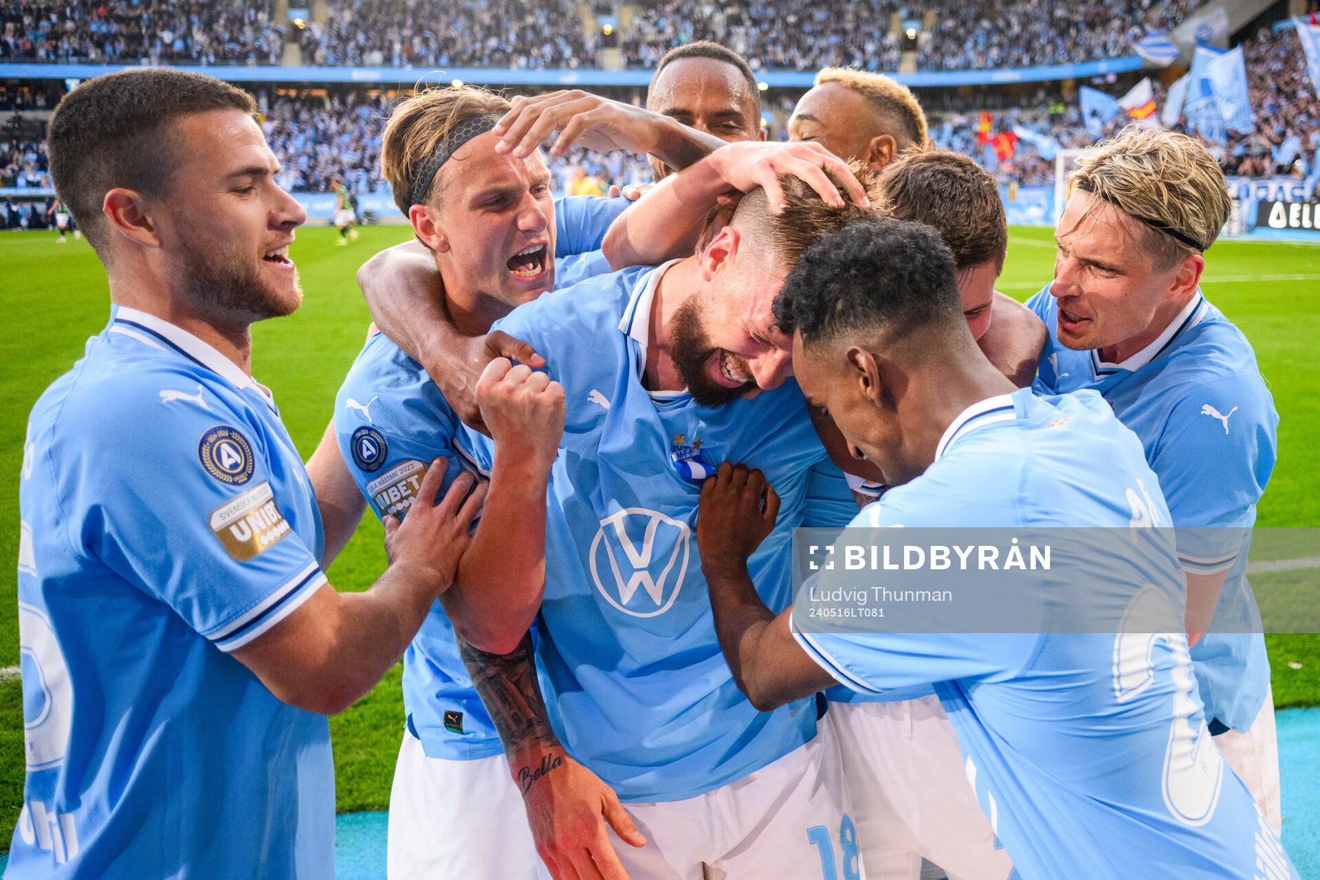 Malmö FFs Pontus Jansson kramas om av Taha Ali
