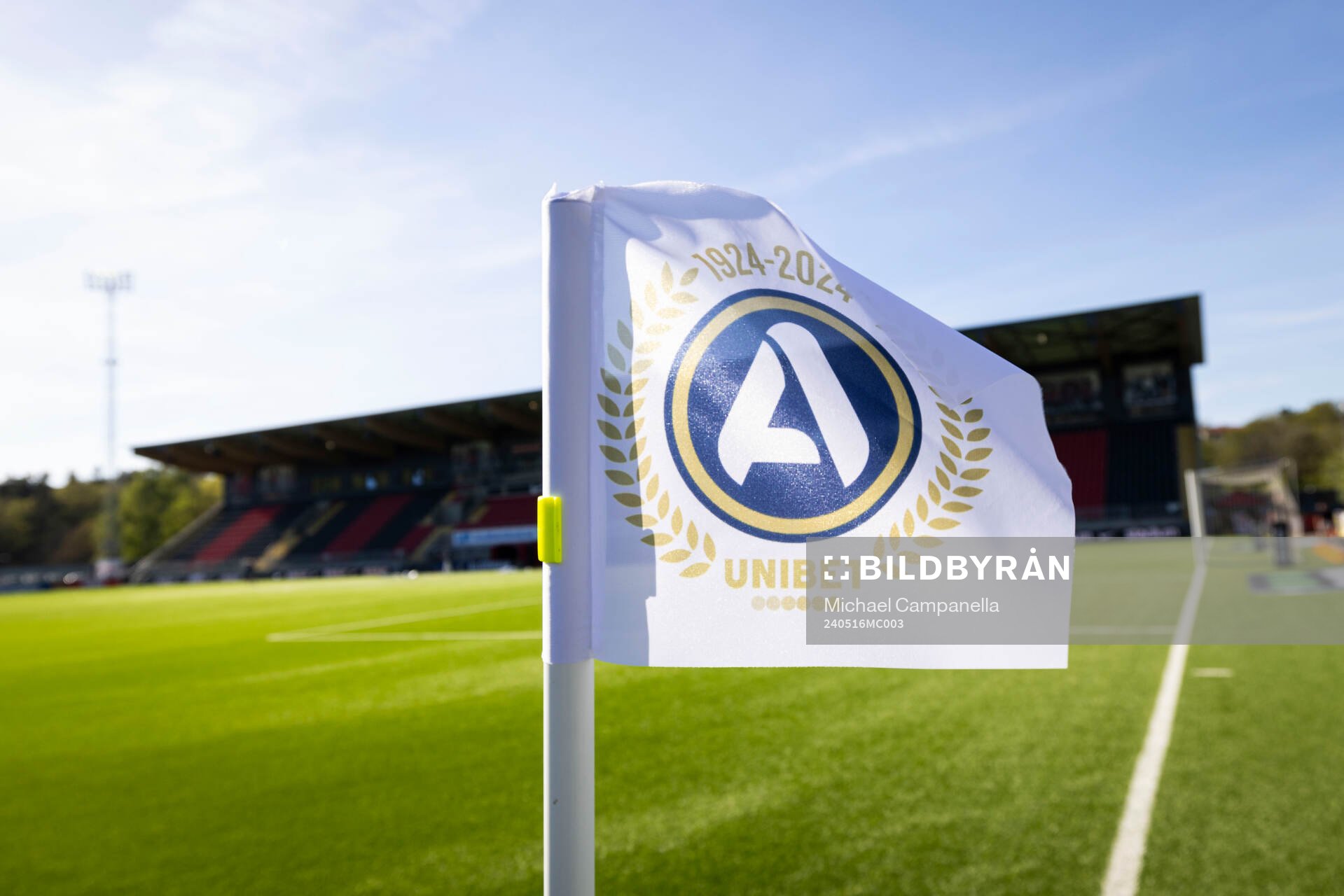 Hörnflaggan med Allsvenskan loggan innan fotbollsmatchen i