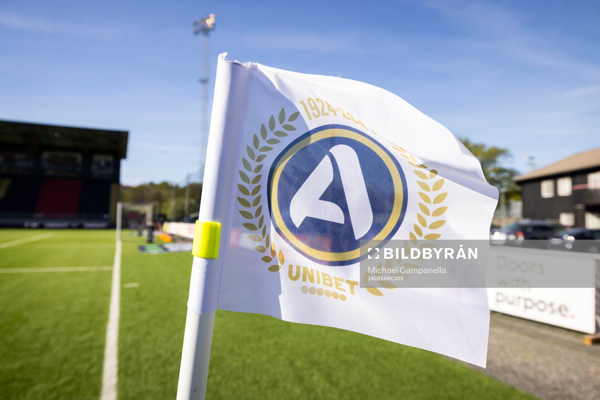 Hörnflaggan med Allsvenskan loggan innan fotbollsmatchen i