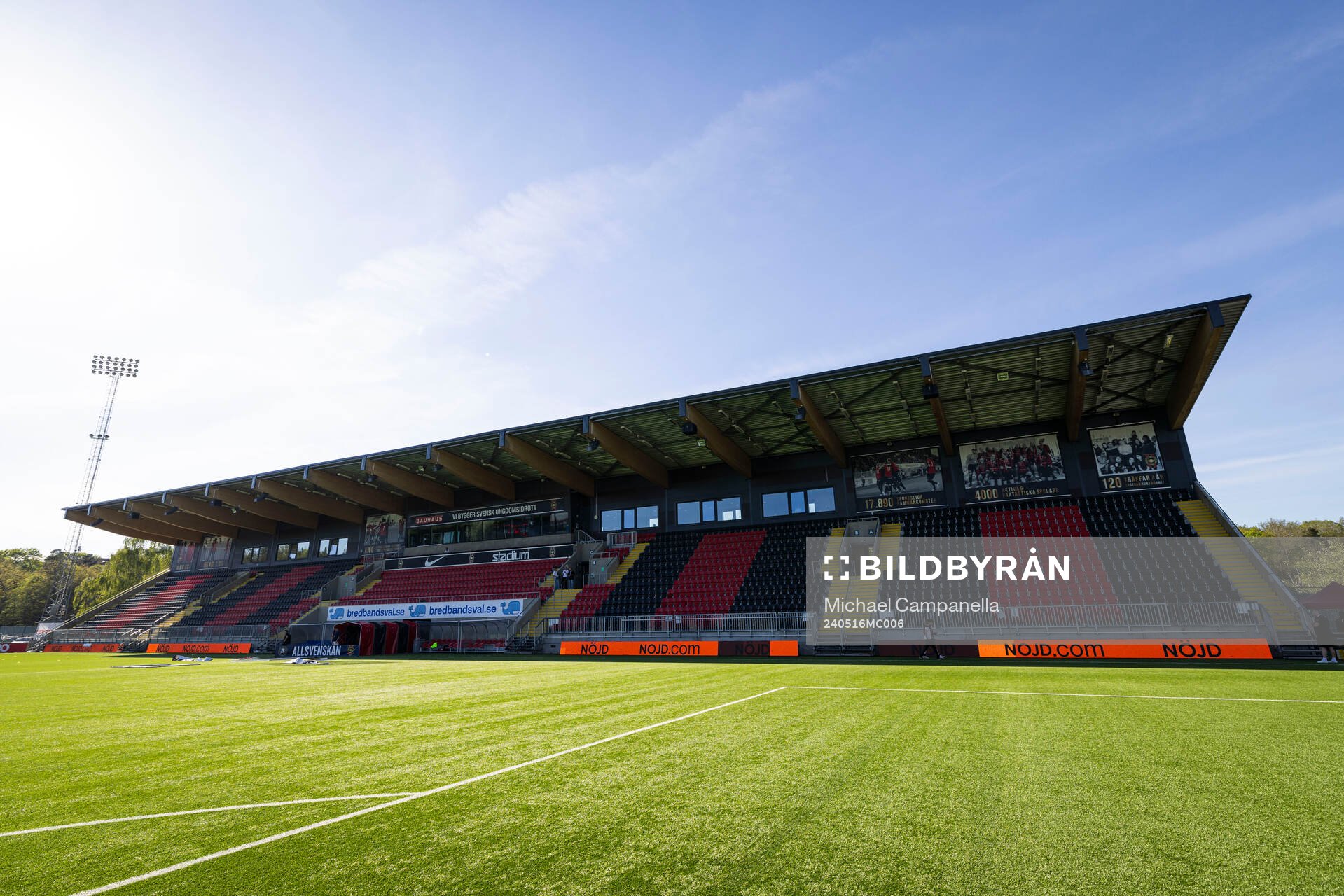 Vy på hemma läktaren på Grimsta IP innan fotbollsmatchen