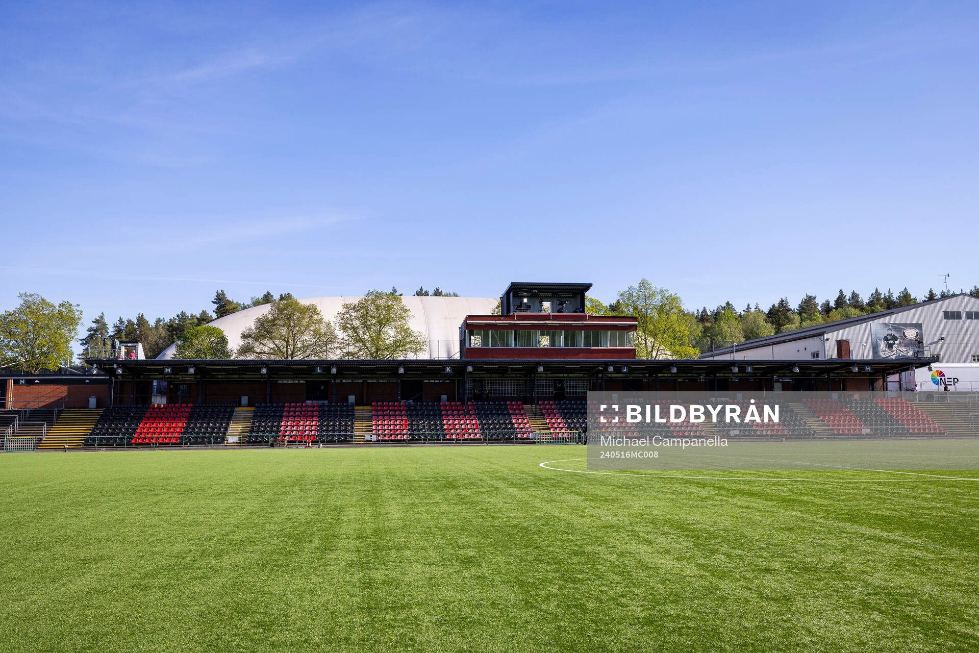 Vy på borta läktaren i Grimsta IP innan fotbollsmatchen i