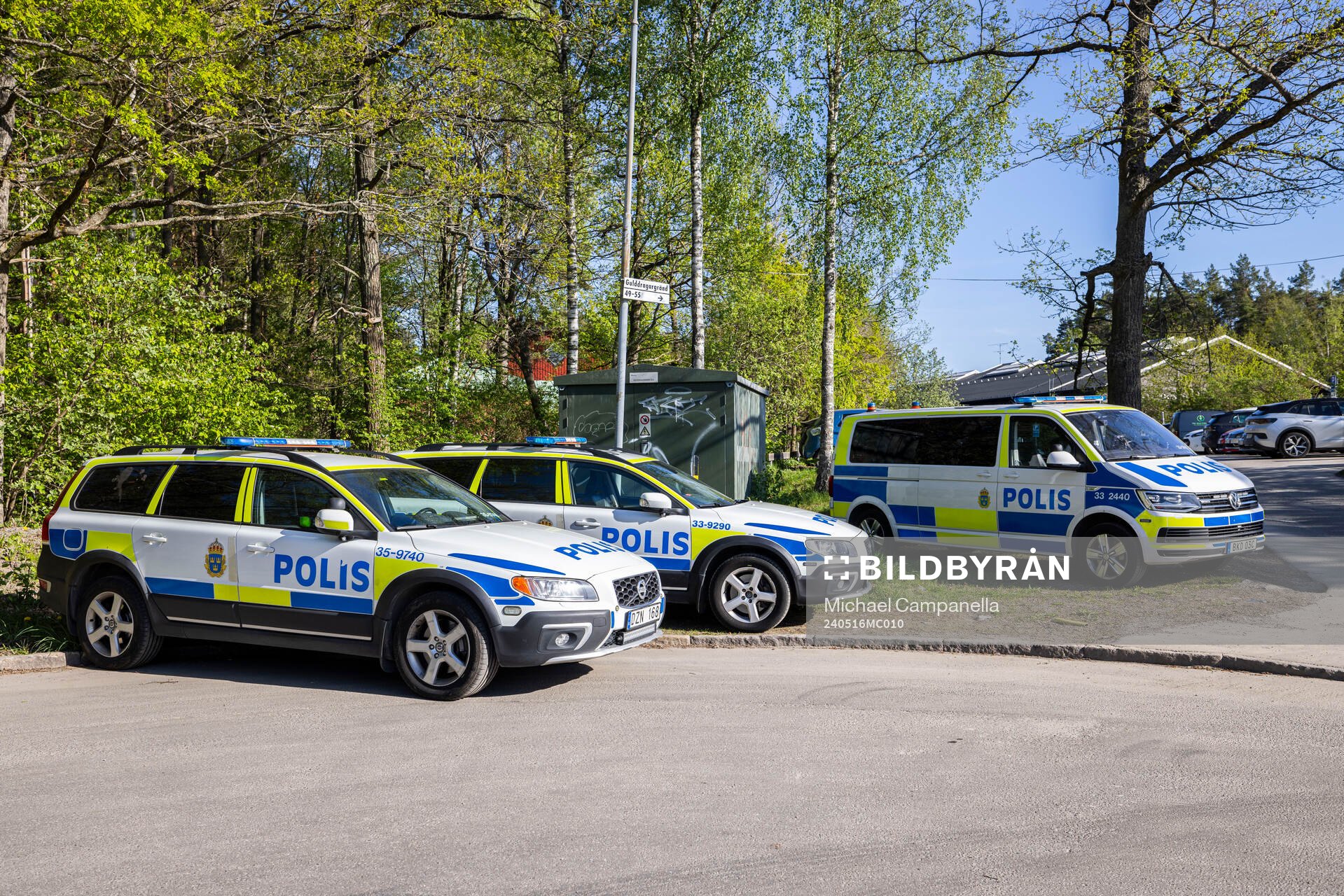 Polisbilar utanför Grimsta IP innan fotbollsmatchen i