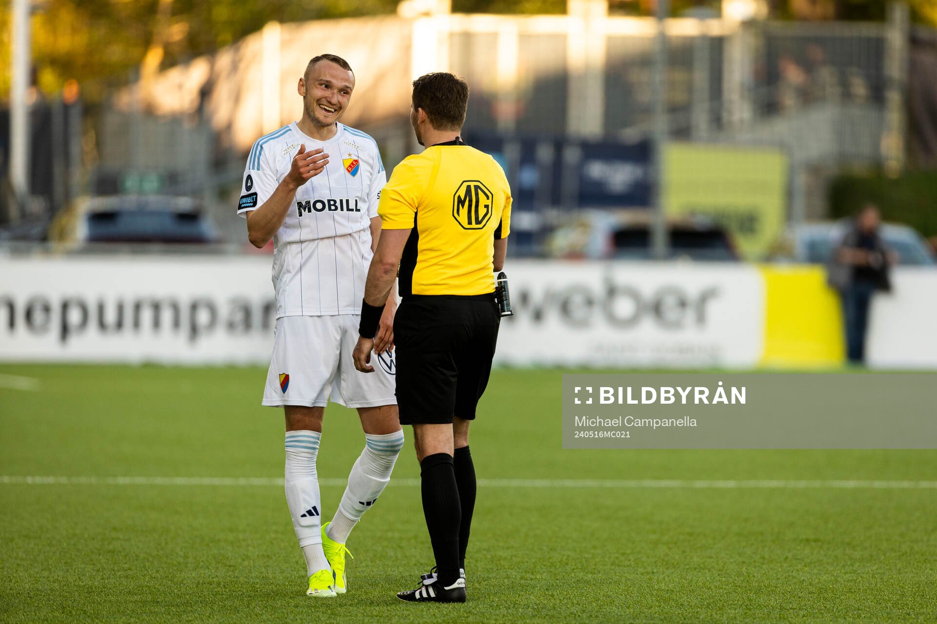 Djurgårdens Piotr Johansson och Domare Joakim Östling