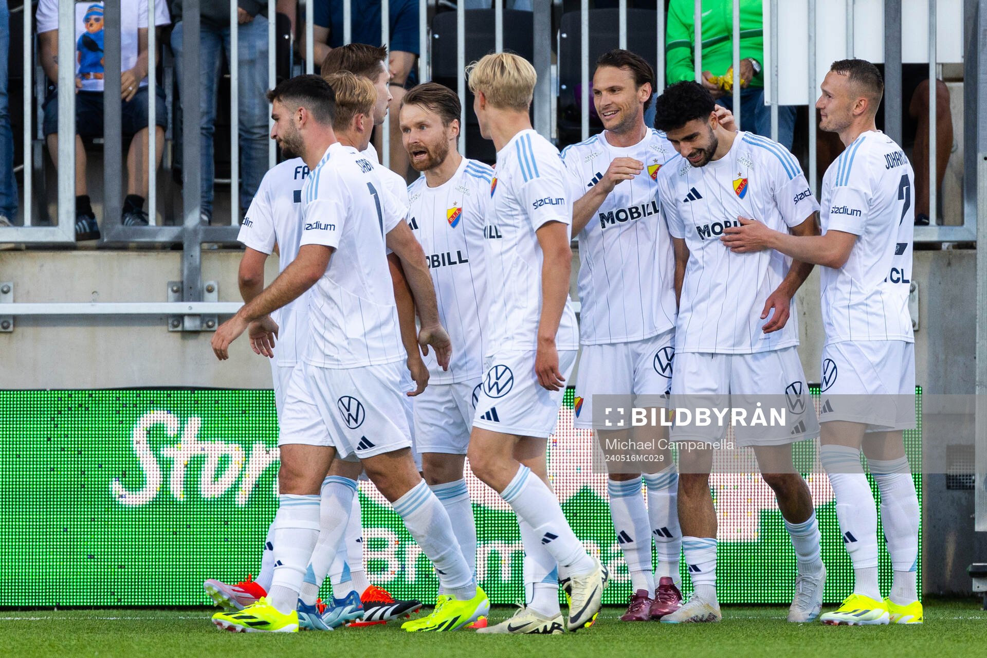 Djurgårdens Deniz Hummet jublar med lagkamrater efter 0-3 under fotbollsmatchen i Allsvenskan mellan Brommapojkarna och Djurgården den 16 maj 2024 i Stockholm.