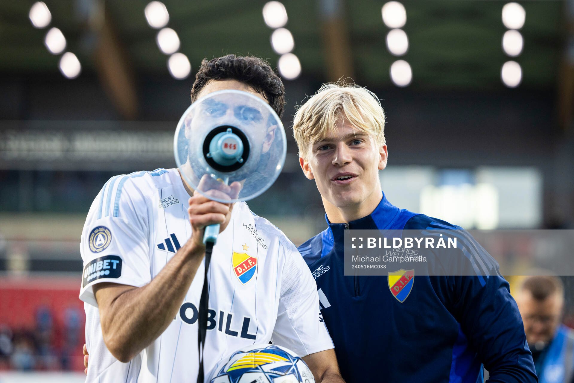 Djurgårdens Deniz Hummet och Lucas Bergvall tackar publiken efter fotbollsmatchen i Allsvenskan mellan Brommapojkarna och Djurgården den 16 maj 2024 i Stockholm.