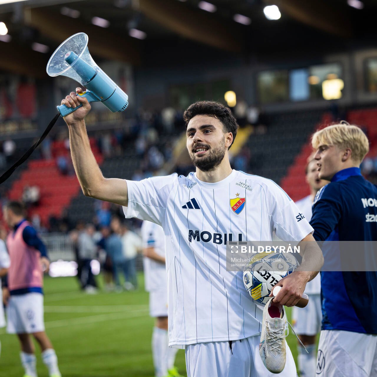 Djurgårdens Deniz Hummet tackar supportrarna