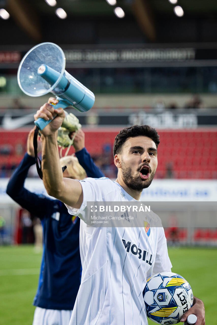 Djurgårdens Deniz Hummet tackar supportrarna